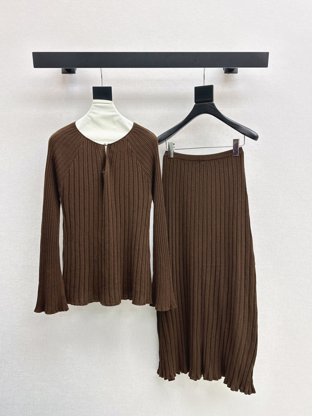 NO:492220,350L 25Ss——The latest lazy style wool suit in autumn and winter, pit-striped flared sleeves lazy sweater + elastic waist skirt, 100% worsted wool yarn fabric, simple and atmospheric lazy style, durable, warmth and appearance are both online~~ The most practical and versatile boutique, the base layered in autumn and winter, daily high-end!  !  Extra elasticity and body shape for sale, three-color spot sale sml, loro piana, skirts, sweaters, alexander wang19860909350L 25Ss———秋冬最新款慵懒风羊毛套装坑条喇叭袖慵懒毛衣+松紧腰半裙 百分百精纺羊毛纱线面料 简约大气慵懒版型 经久耐穿 保暖度和颜值却都在线～～最实穿百搭的精品 秋冬打底叠穿日常高级！！超大弹力不挑身材一套出售 三色现货发售sml,,loro piana,skirts,sweaters,alexander wang,Women's clothing