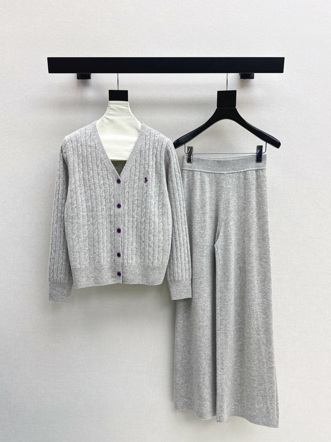 NO:492214,RL 25Ss———The latest lazy style wool suit in autumn and winter, three-dimensional twisted texture crochet V-neck knitted cardigan + elastic waist straight pants, 100% worsted wool yarn fabric, simple and atmospheric lazy style, durable, warmth and appearance are both online~~ The most practical and versatile quality, everyday high-end, base layered in autumn and winter!  !  Extra large elasticity and body shape for sale. Three colors are available for sale in stock, alexander wang19860909RL 25Ss———秋冬最新款慵懒风羊毛套装立体麻花纹理钩织V领针织开衫+松紧腰直筒裤 百分百精纺羊毛纱线面料 简约大气慵懒版型 经久耐穿 保暖度和颜值却都在线～～最实穿百搭的精品 秋冬打底叠穿日常高级！！超大弹力不挑身材一套出售 三色现货发售sml,,alexander wang,Women's clothing