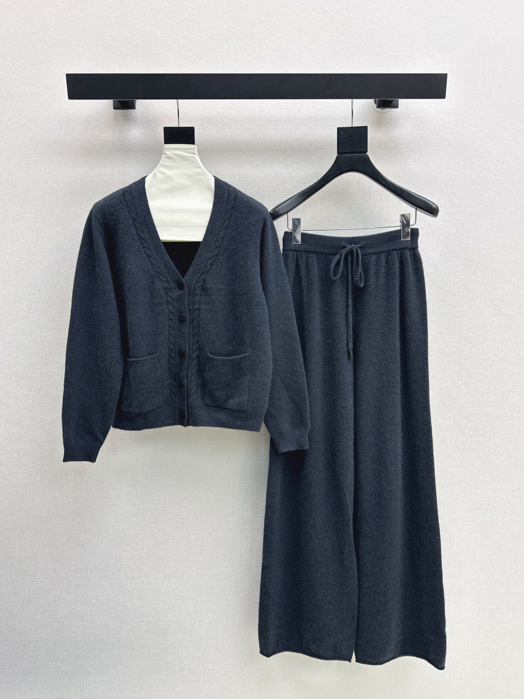 NO:492209,480L 25Ss——The latest lazy style wool suit in autumn and winter, three-dimensional twisted textured striped collar knitted cardigan + elastic waist straight pants, 100% worsted wool yarn fabric, simple and atmospheric lazy style, durable, warmth and appearance are both online~~ The most practical and versatile quality, everyday high-end, base layered in autumn and winter!  !  Extra elasticity and body shape for sale, three-color spot sale sml, loro piano, alexander wang19860909480L 25Ss———秋冬最新款慵懒风羊毛套装立体麻花纹理镶边领针织开衫+松紧腰直筒裤 百分百精纺羊毛纱线面料 简约大气慵懒版型 经久耐穿 保暖度和颜值却都在线～～最实穿百搭的精品 秋冬打底叠穿日常高级！！超大弹力不挑身材一套出售 三色现货发售sml,,loro piana,alexander wang,Women's clothing