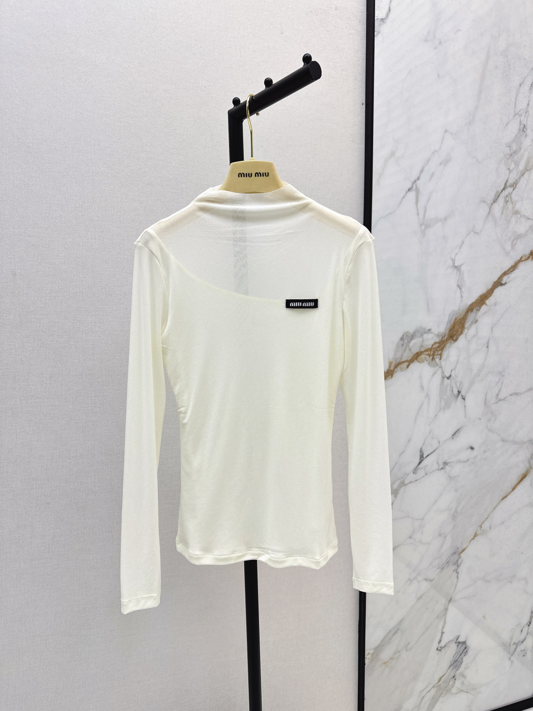 NO:493989,Miu 25Ss———The latest mesh base shirt in early autumn, high-end and elegant, soft and elastic, full of high-end outfit, semi-transparent, innovative fabric, light and soft, and the real thing is very good!  Tight body, fashionable and versatile upper body, good outfit, take off the jacket and wear beautifully, two colors are on sale in stock, sml, miumiu, jackets & coats, alexander wang19860909Miu 25Ss———早秋最新款网纱打底衫 高级大气 柔软弹力很舒服 满满的穿搭高级感 半透视 创新面料 轻盈柔软 实物非常赞！紧身显身材 上身洋气百搭,穿搭好看 脱掉外套里搭也是美美的 两色现货发售sml,,miumiu,jackets & coats,alexander wang,Women's clothing