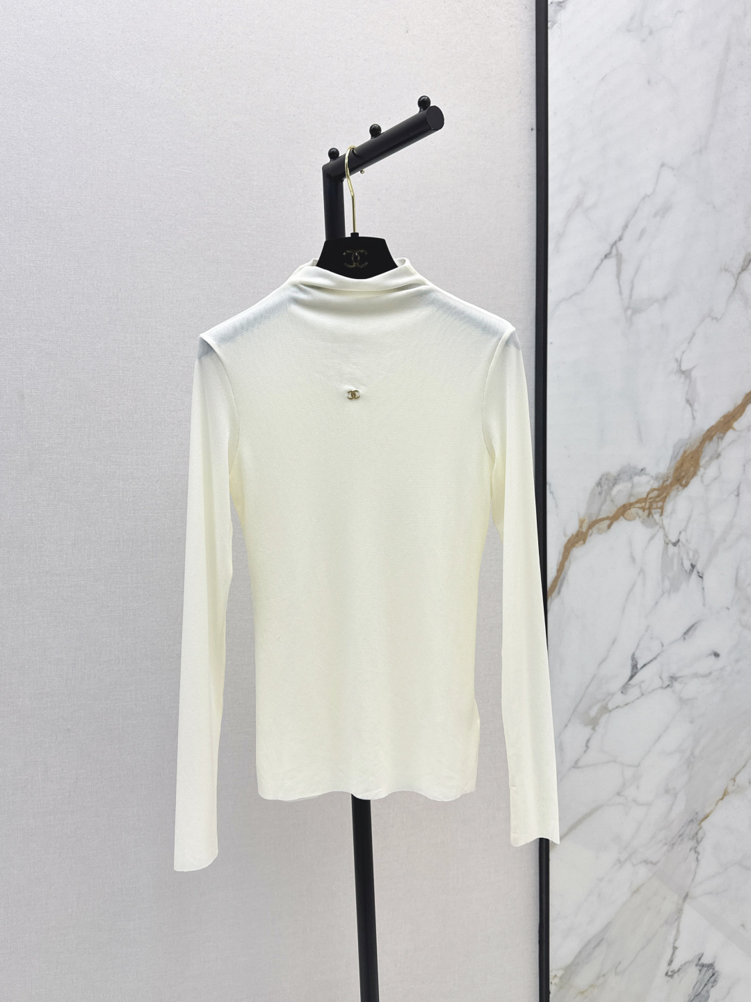 NO:493981,Ce 25Ss———The latest Arc decorative base shirt for early autumn, high-end and atmospheric, soft and elastic, and comfortable. Full of high-end outfits, semi-transparent, innovative fabric, light and soft. The real thing is very good!  Tight body, fashionable and versatile upper body, good outfit, take off the jacket and wear it beautifully, two colors are on sale in stock, Jackets & coats, alexander wang19860909Ce 25Ss———早秋最新款凯旋门装饰打底衫 高级大气 柔软弹力很舒服 满满的穿搭高级感 半透视 创新面料 轻盈柔软 实物非常赞！紧身显身材 上身洋气百搭 穿搭好看 脱掉外套里搭也是美美的 两色现货发售sml,,jackets & coats,alexander wang,Women's clothing