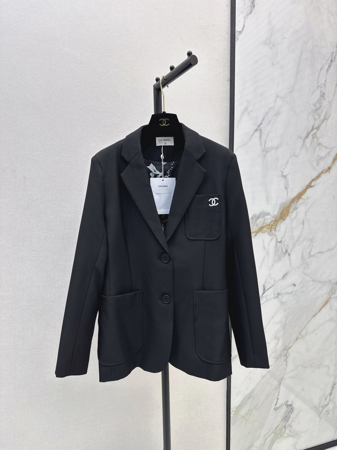 NO:493965,C home 25Ss————The latest autumn and winter brooch suit silhouette jacket custom imported material, gloss and comfortable, cut and smooth, three-dimensional slit, slim and slim, loose silhouette, simple and atmospheric, the inner lining is decorated with letters, echoing the collar brooch, the texture is low-key and luxurious, the Oversized silhouette shows a relaxed feeling, showing a high-quality temperament. The same color is available for sale in stock, versace, chanel, jackets & coats, business suit, brooch, breastpin, alexander wang19860909C家 25Ss————秋冬最新款胸针西装廓形外套定制进口材质 光泽舒适 裁剪垂顺流畅 后腰立体开衩修身形 宽松廓形简约大气 内里均饰以字母标识 与领边胸针双呼应 质感低调奢华 Oversized廓形穿出松弛感 展现高知气质风姿 一色现货发售sml,,versace,chanel,jackets & coats,business suit,brooch，breastpin,alexander wang,Women's clothing