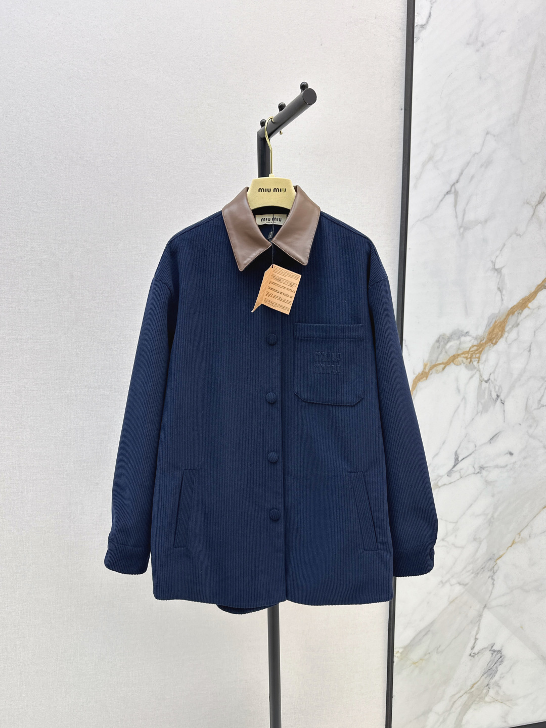 NO:493956,Miu 25Ss————The latest style of spliced ​​lapel pocket shirt jacket custom imported corduroy cotton material with delicate texture and clear texture. Retro hidden blue suitable for autumn and winter outfits. Lapel silhouette shirt style. Can be used as jacket outfits. Full body vertical pit strip texture. Combined chest pocket + letter embroidery style. Contrast color spliced ​​leather collar. Light up details. The texture is more relaxed and simple. One color is available for sale in stock. Sml, miumiu, jackets & coats,shirts,alexander wang19860909Miu 25Ss————秋冬最新款拼接翻领口袋衬衫外套定制进口灯芯绒全棉材质 质感细腻 纹理清晰 复古藏蓝适配秋冬季穿搭 翻领廓形衬衣版型 可作外套穿搭 通体竖坑条纹理 配合胸前口袋+字母刺绣造型 撞色拼接皮领 点亮细节 质感更为松弛简约 一色现货发售sml,,miumiu,jackets & coats,shirts,alexander wang,Women's clothing