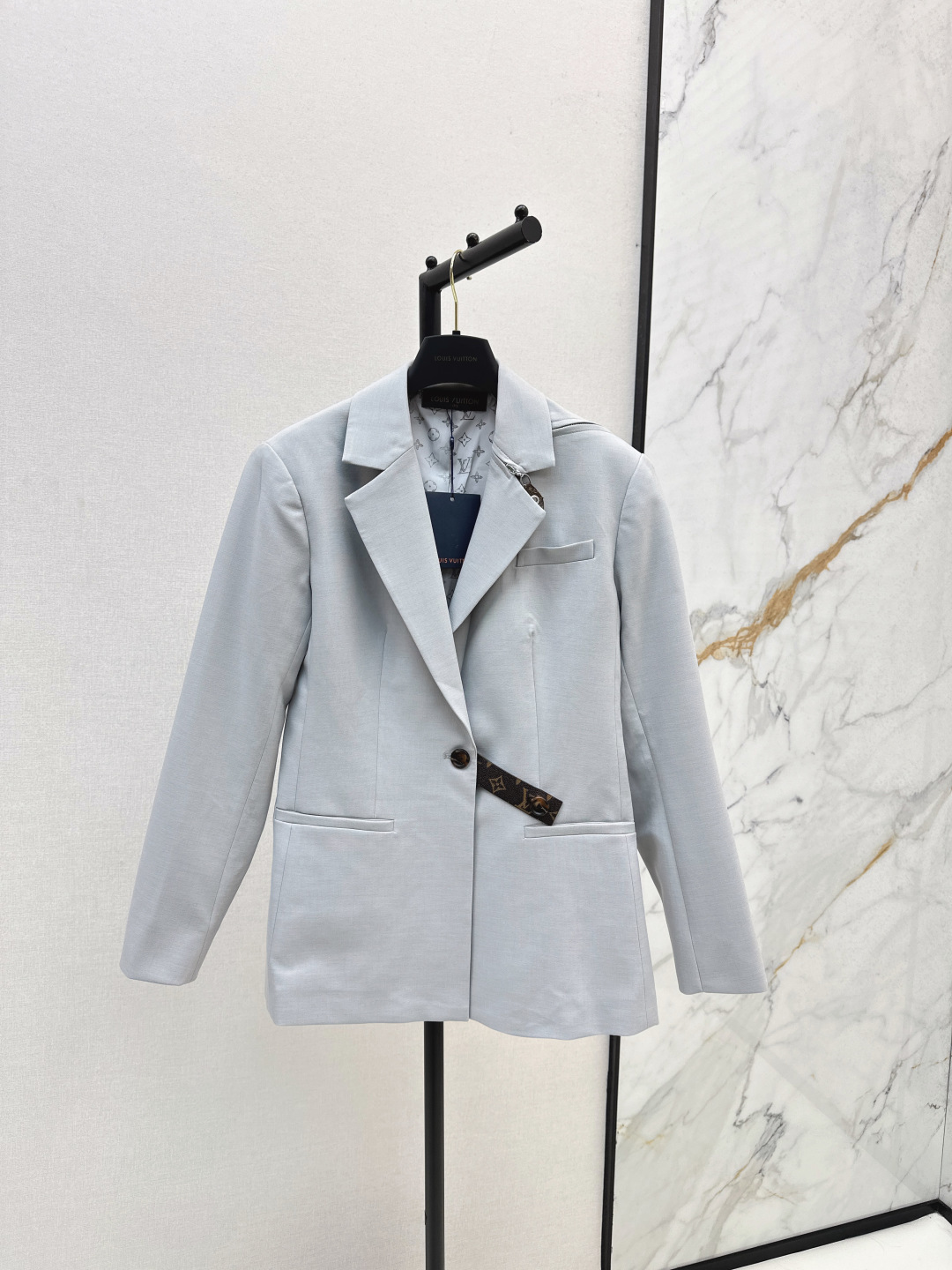 NO:493949,L family 25Ss————The latest presbyterian leather buckle element suit jacket in autumn and winter. Light gray, simple and elegant. Black classic cool, neatly tailored, old-fashioned embellishment in details. Logo lining. Easy to create a high-end look. It is suitable for commuting and going out. Two colors are available for sale in stock. Smlxl,,louis vuitton,jackets & coats,business suit,alexander wang19860909L家 25Ss————秋冬最新款老花皮牌搭扣元素西装外套 浅灰简约大气 黑色经典酷飒 剪裁利落 细节处老花点缀 logo内衬 轻松打造高级感造型 通勤出街都适配 两色现货发售smlxl,,louis vuitton,jackets & coats,business suit,alexander wang,Women's clothing