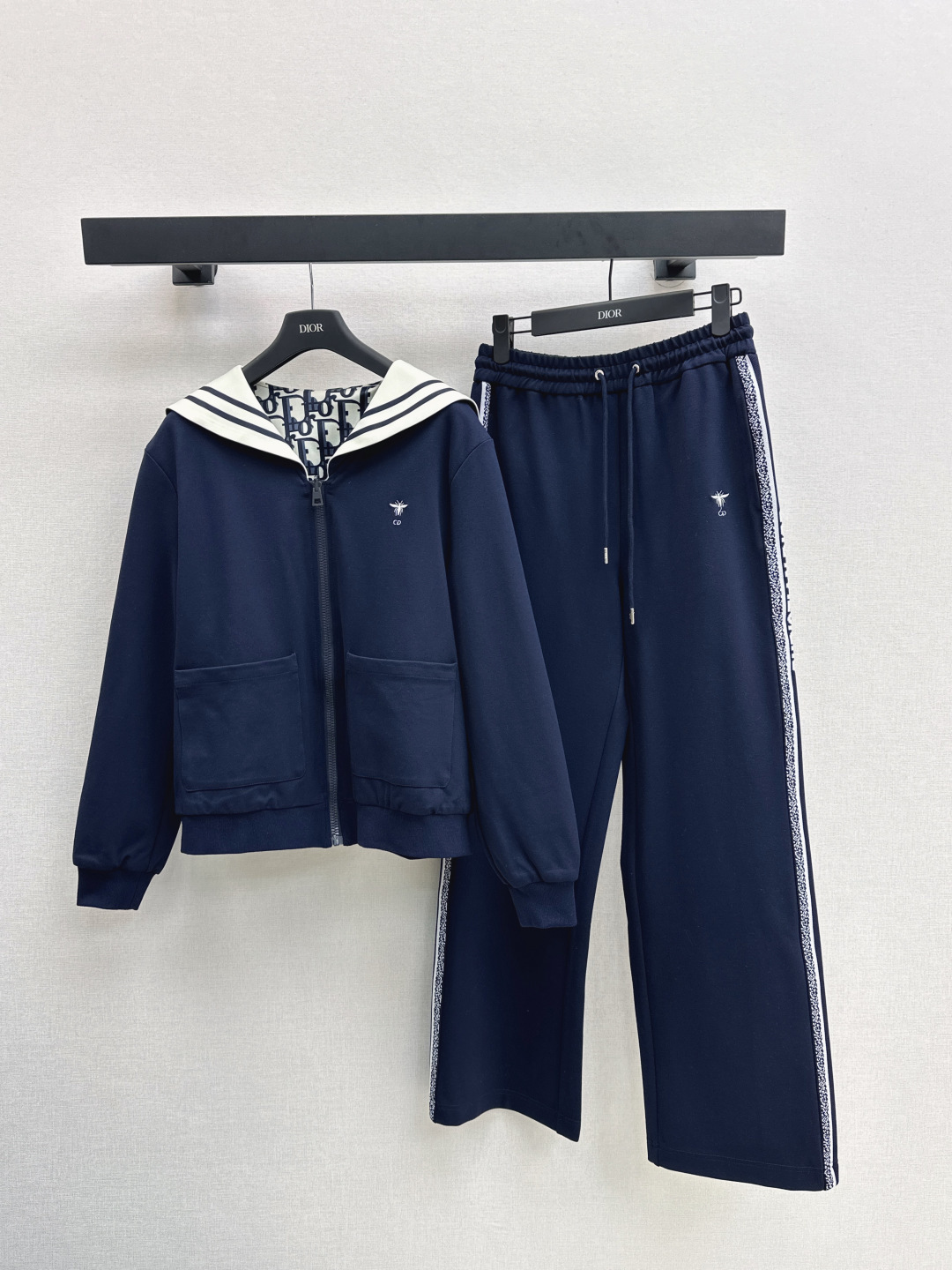 NO:493935,CD 25Ss———The latest casual old-fashioned suit for autumn and winter, hooded jackets on both sides + elastic waist casual pants. Custom imported cotton-like material. Texture and gloss. Premium quality. Zipper tilt adjustment. Full of casual sense. Plain color on one side with bee CD logo + navy striped collar. The other side is covered with old-fashioned letters. Full of old money. The side leg webbing letter logo shows style. Stylish. Simple and fashionable. You can easily control it in daily commuting. One set. Two colors are available for sale in stock. Sml, Jackets & coats,hats,alexander wang.19860909CD 25Ss————秋冬最新款休闲老花套装两面穿连帽外套+松紧腰休闲裤 定制进口棉感材质 质感光泽 品相高级 拉链开襟调节 休闲感十足 一面素色配蜜蜂CD徽标+海军风条纹领边 另一面满铺老花字母 老钱感十足 侧腿织带字母徽标彰显格调 穿搭有型 简约不失时尚感 日常通勤都能轻松驾驭 一套出 两色现货发售sml,,jackets & coats,hats,alexander wang,Women's clothing