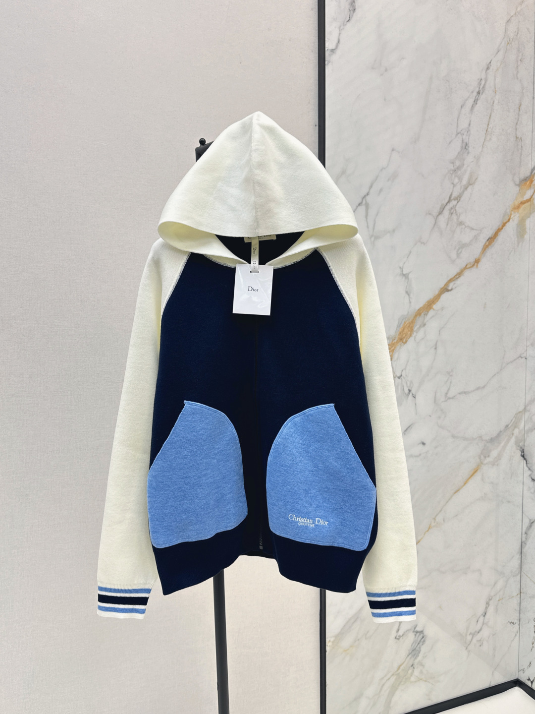 NO:494004,CD 25Ss———The latest classic color-blocking baseball uniform knitted hooded jacket in autumn and winter, high-end black and white color-blocking long sleeves, fashionable and modern goddess temperament, wool-blend imported yarn fabric comfortable, short style, top body slim and tall, one color is available in stock sml.,,jackets & coats,hats,alexander wang19860909CD 25Ss———秋冬最新款经典拼色棒球服针织连帽外套高级黑白拼色长袖 时髦摩登女神气质 羊毛混纺进口纱线面料舒适 短款版型上身显瘦又高挑 一色现货发售sml .,,jackets & coats,hats,alexander wang,Women's clothing