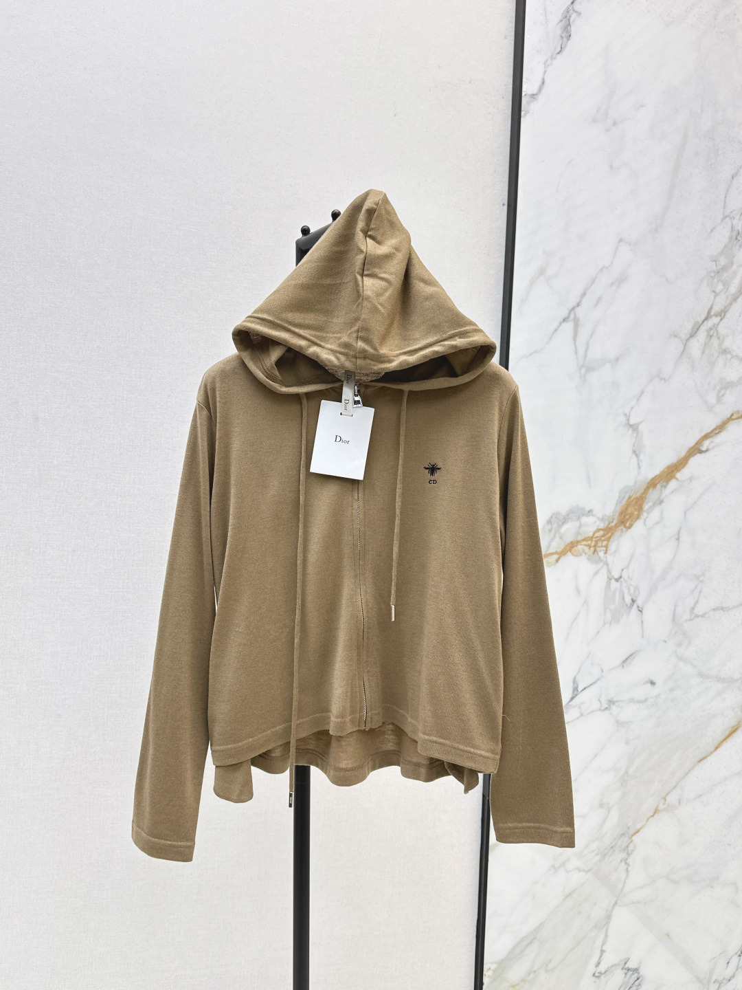 NO:493996,CD 25Ss———The latest hooded drawstring zipper top in autumn and winter is made of cotton wool and it is very elastic. Comfortable. Hooded zipper top. Regular style and drawstrings on both sides are easy to put on and take off. Bee embroidered brand letter logo on the chest. More stylish and unique. Fashionable and fashionable. The best choice for daily casual outfits. Three colors are available for sale in stock. SML, Hats, Alexander wang.19860909CD 25Ss————秋冬最新款连帽抽绳拉链上衣棉毛材质弹力十足 穿搭舒适 连帽拉链上衣 常规版型配合两侧抽绳 穿脱方便 胸前蜜蜂刺绣品牌字母徽标 更显格调个性 穿搭时髦洋气 日常休闲穿搭的不二之选 三色现货发售sml,,hats,alexander wang,Women's clothing