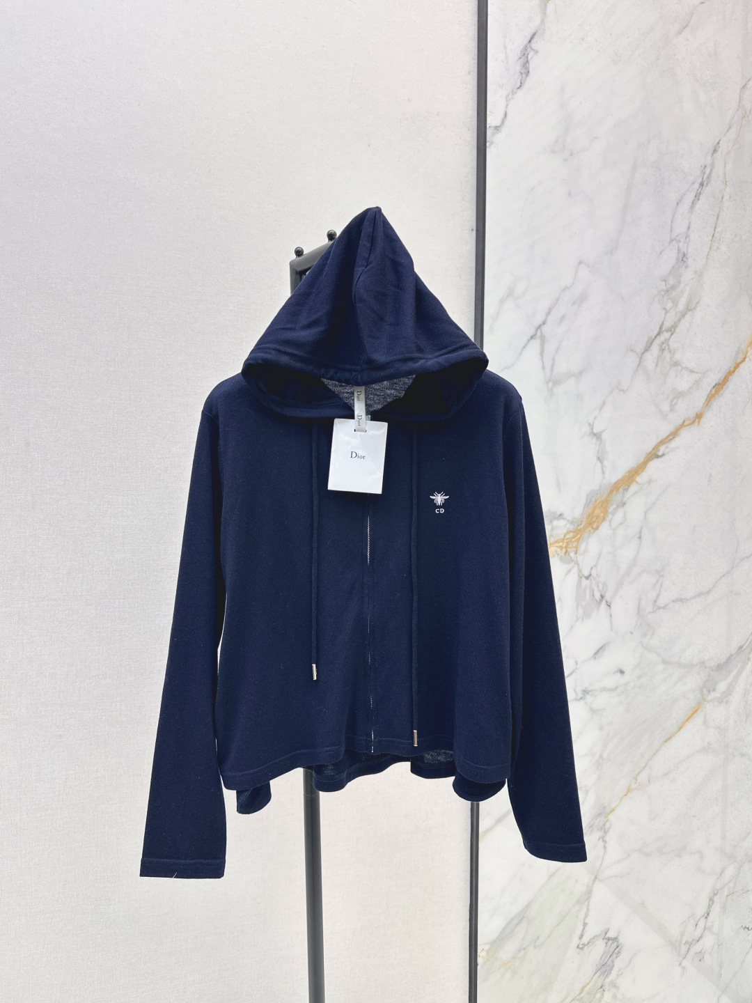 NO:493988,CD 25Ss———The latest hooded drawstring zipper top in autumn and winter is made of cotton wool and it is very elastic. Comfortable. Hooded zipper top. Regular style and drawstrings on both sides are easy to put on and take off. Bee embroidered brand letter logo on the chest. More stylish and stylish. The best choice for daily casual outfits. Three colors are available for sale in stock. sml, hats, alexander wang19860909CD 25Ss————秋冬最新款连帽抽绳拉链上衣棉毛材质弹力十足 穿搭舒适 连帽拉链上衣 常规版型配合两侧抽绳 穿脱方便 胸前蜜蜂刺绣品牌字母徽标 更显格调个性 穿搭时髦洋气 日常休闲穿搭的不二之选 三色现货发售sml,,hats,alexander wang,Women's clothing