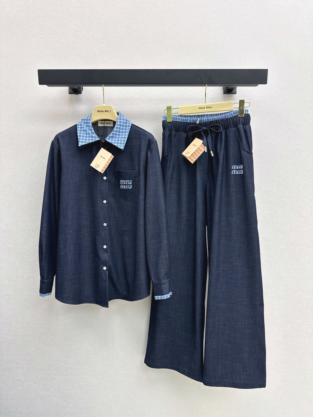 NO:493963,Miu 25Ss—————The latest Miu style dressing denim suit denim shirt + trousers imported from the silk material, smooth texture, comfortable outfit, full of silhouette, top to modify body and elegant temperament, enhance literary texture, match with wide-leg drawstring straight trousers in the same series, modify leg lines, a set of fashionable and fashionable outfits, one color to develop, spot sml lining,,miumiu,shirts,alexander wang19860909Miu 25Ss————早秋最新款缪式穿搭牛仔套装牛仔拼接衬衫+长裤 进口天丝材质 质感垂顺 穿搭舒适 廓形松弛感满满 上衣修饰身材气质优雅 提升文艺质感 搭配同系列阔腿抽绳直筒长裤 修饰腿部线条 一套穿搭时髦洋气 一色分开发 现货发售sml 衬,,miumiu,shirts,alexander wang,Women's clothing