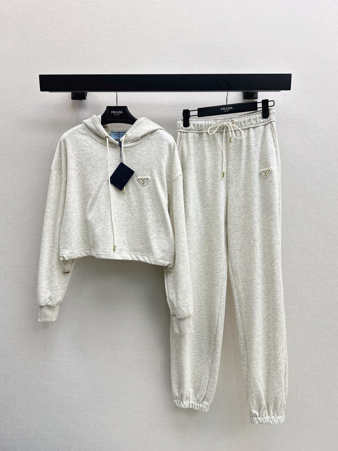 NO:493955,PD 25Ss———The latest trendy casual suit for autumn and winter, short hooded sweatshirt + elastic waist casual trousers, customized cotton material, soft cotton velvet face, comfortable and easy to wear, crisp and stylish, loose fit with two waist side drawstrings, easy to put on and take off, triangular metal brand letter logo on the chest, worry-free outfit, logo echoes the design sense, adds youthful vitality to the overall look, and highlights the body lines. The best choice for casual outfits, one set, two colors are available for sale in stock, sml, hoodie, sweatshirts, hats, alexander wang19860909PD 25Ss————秋冬最新款时髦休闲套装小短款连帽卫衣+松紧腰休闲长裤 定制全棉材质 柔软棉绒面 舒适好穿 挺括有型 宽松版型配合两腰侧抽绳 穿脱方便 胸前三角金属品牌字母徽标 穿搭无忧 标识呼应设计感 为整体造型增添了青春活力 更凸显身形线条 休闲穿搭的不二之选 一套出 两色现货发售sml,,hoodie,sweatshirts,hats,alexander wang,Women's clothing