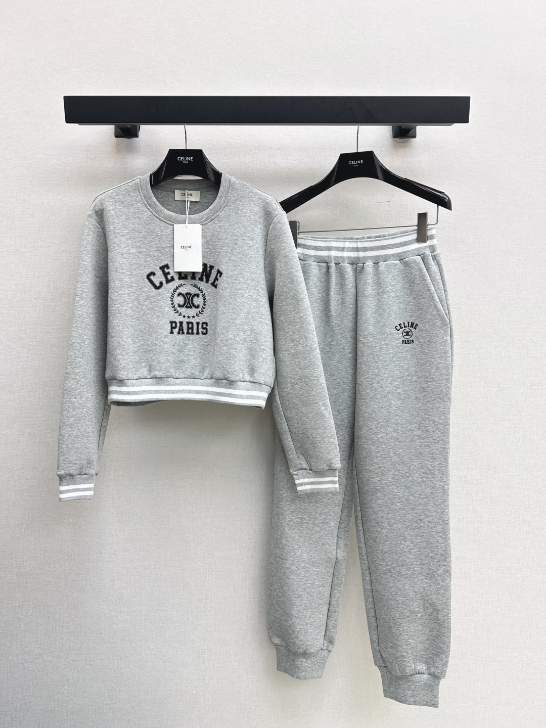 NO:493948,Ce 25Ss———The latest trendy casual suit for autumn and winter, small short round neck sweatshirt + elastic waist casual trousers, customized cotton material, comfortable and easy to wear, crisp and stylish, loose style, easy to put on and take off, worry-free, logo echoes the design sense, adds youthful vitality to the overall look, and highlights the body lines. The best choice for casual outfits. One set, two colors are available for sale in stock, hoodie, sweatshirts, alexander wang19860909Ce 25Ss————秋冬最新款时髦休闲套装小短款圆领卫衣+松紧腰休闲长裤 定制全棉材质 舒适好穿 挺括有型 宽松版型 穿脱方便 穿搭无忧 标识呼应设计感 为整体造型增添了青春活力 更凸显身形线条 休闲穿搭的不二之选 一套出 两色现货发售sml,,hoodie,sweatshirts,alexander wang,Women's clothing