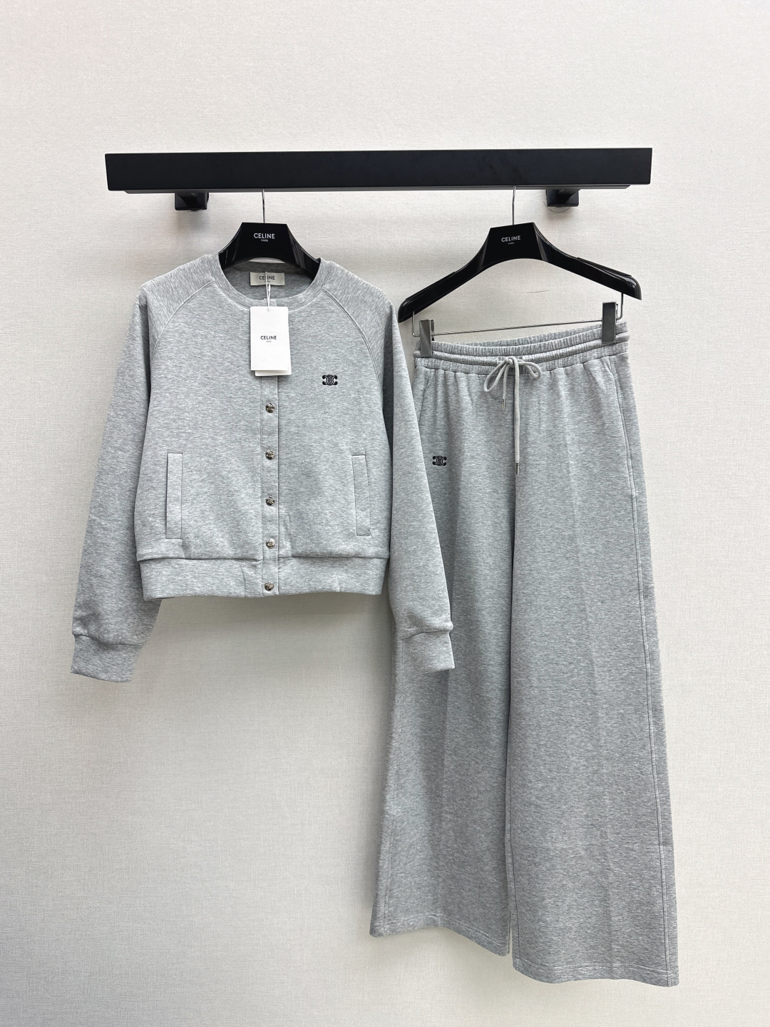 NO:493934,Ce 25Ss———The latest fashionable casual suit for autumn and winter Arc de Triomphe round neck cardigan + elastic waist casual trousers Customized cotton material Comfortable and easy to wear, crisp and stylish, loose style, easy to put on and take off, worry-free outfit, logo echoes the design sense, adds youthful vitality to the overall look, and highlights the body lines. The best choice for casual outfits. One set, two colors are available in stock. SML, alexander wang19860909Ce 25Ss————秋冬最新款时髦休闲套装凯旋门圆领开衫+松紧腰休闲长裤 定制全棉材质 舒适好穿 挺括有型 宽松版型 穿脱方便 穿搭无忧 标识呼应设计感 为整体造型增添了青春活力 更凸显身形线条 休闲穿搭的不二之选 一套出 两色现货发售sml,,alexander wang,Women's clothing