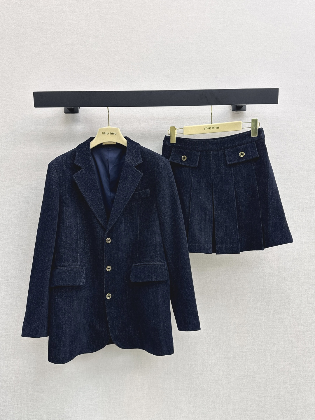 NO:494002,Miu 25Ss———The latest Miu-style age-reducing suit in autumn and winter, but the breasted suit jacket + pleated skirt. Imported denim material. High-quality texture. Comfortable. Enzyme washing craftsmanship is obvious. Lapel suit jacket style. Easy outline right-angle shoulder lines. Printing gold buckles are easy to put on and off. Symmetrical flip pockets are made of gold buckles. Compressed and modified to accommodate leg shapes. Complete sets are casual and college-like. Meet various needs for commuting and dating. Fashionable and fashionable. One set is available in stock. Sml,,miumiu, skirts, jackets & coats, business suit, alexander wang19860909Miu 25Ss————秋冬最新款缪式减龄穿搭套装但排扣西装外套+压褶半裙 进口牛仔材质 质感高级舒适 酵素水洗工艺复古感明显 翻领西装外套版型 轻松勾勒直角肩线条 印刻金扣穿脱方便 对称翻盖口袋沿用金扣 压褶修饰包容腿型 成套穿着休闲学院感十足 满足通勤约会多种需求 洋气时髦 一套出 一色现货发售sml,,miumiu,skirts,jackets & coats,business suit,alexander wang,Women's clothing