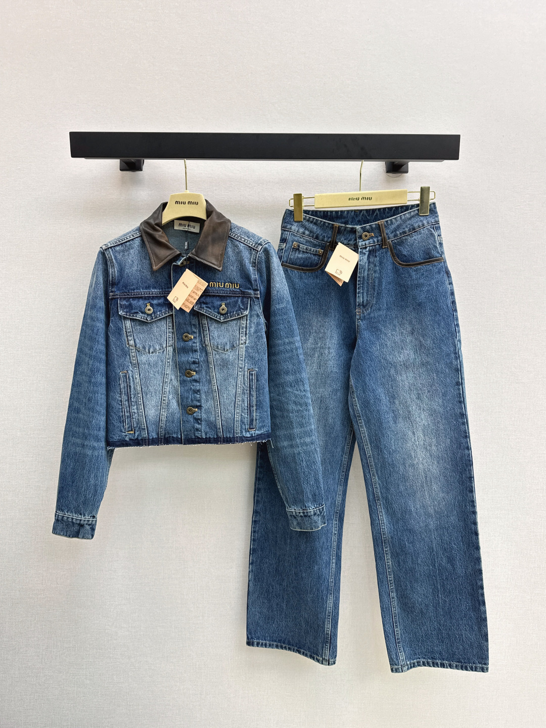 NO:493986,Miu 25Ss———The latest Miu girl’s outfit in autumn and winter, early autumn, new products made of old leather collar denim jacket, retro style, temperament lapel classic H-style upper body, imported denim enzyme washing and skin-like fabric, excellent texture, leather edge can be sweet or salty, no picking style, huge and slim upper body, two colors are available for sale in stock,,miumiu, jackets & coats, jackets & coats, alexander wang19860909Miu 25Ss————秋冬最新款缪系少女穿搭早秋新品做旧皮领牛仔夹克外套洗水复古风 气质翻领经典H版型上身绝绝子 进口牛仔酵素洗水筋骨感面料质感超赞 拼真皮包边可甜可盐不挑版型上身巨显瘦 两色现货发售sml,,miumiu,jackets & coats,jackets & coats,alexander wang,Women's clothing