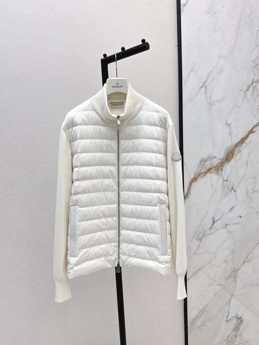 NO:493978,With dust bags for men and women, Mc 25Ss———The latest style of styling knitted down jacket for autumn and winter, knitted small stand collar three-dimensional tailoring design, fashionable and handsome, national standard 90 white goose down filling, imported wool fabric, soft texture, light and comfortable, imported machine sewn three-dimensional press line technology, original hardware accessories, original standard complete set, two colors are available in stock, smlxl,, jackets & coats, down jacket, alexander wang19860909配防尘袋男女同款 Mc 25Ss———秋冬最新款拼接针织羽绒服外套拼针织小立领立体剪裁版型设计 时髦又帅气 国标90白鹅绒填充 进口羊毛面料 质感柔软轻盈舒适 进口机缝制立体压线线条工艺 原版五金配件 原唛原标配套齐全 两色现货发售smlxl,,jackets & coats,down jacket,alexander wang,Women's clothing