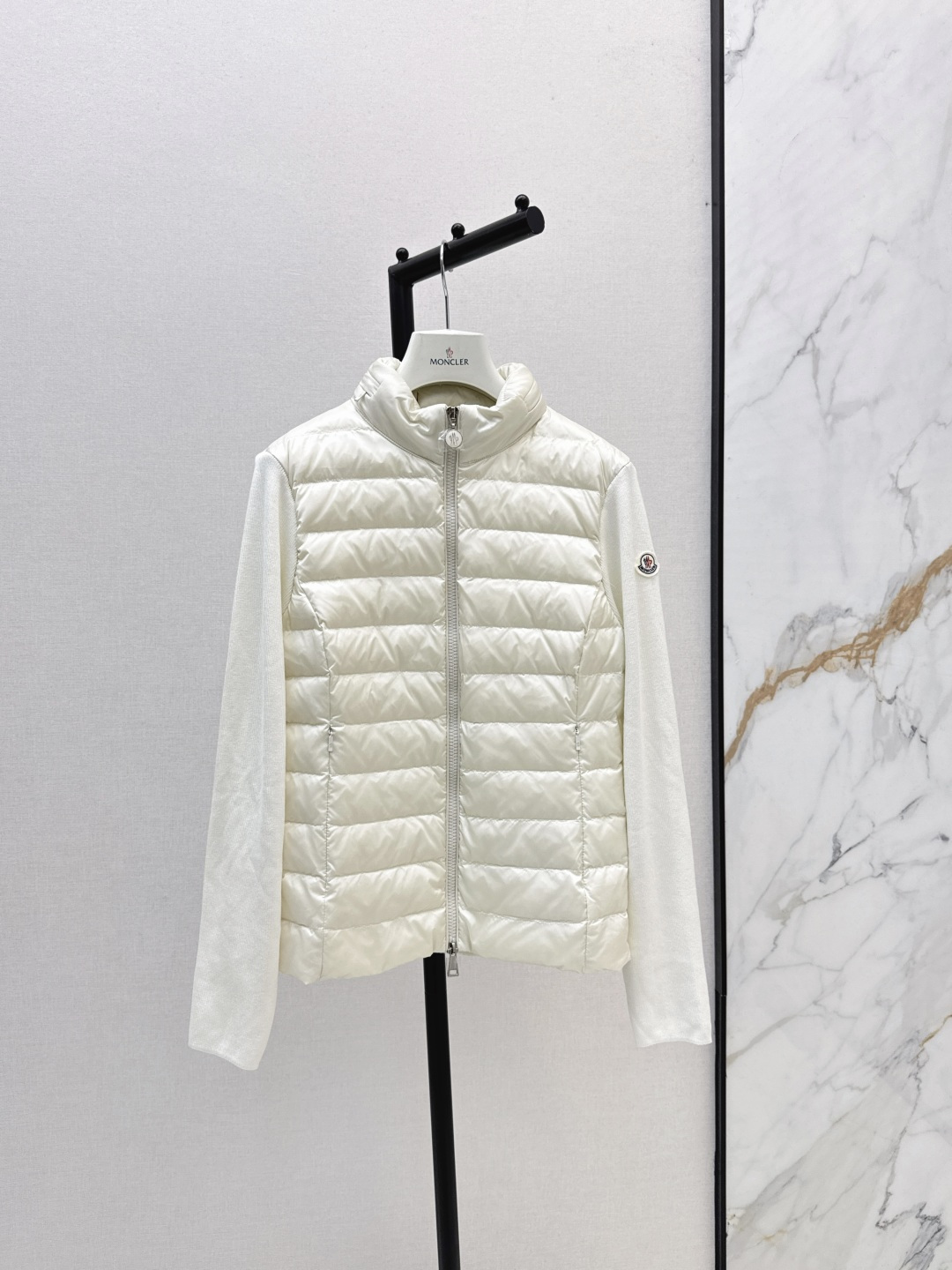 NO:493970,With dust bag Mc25Ss———The latest style of styling knitted down jacket with autumn and winter, small stand collar three-dimensional tailoring design, fashionable and handsome, national standard 90 white goose down filling, imported wool fabric, soft texture, light and comfortable, imported machine sewn three-dimensional press line technology, original hardware accessories, original standard complete set, two colors for sale in stock, sml,, jackets & coats, down jacket, alexander wang19860909配防尘袋Mc25Ss———秋冬最新款拼接针织羽绒服外套小立领立体剪裁版型设计 时髦又帅气 国标90白鹅绒填充 进口羊毛面料 质感柔软轻盈舒适 进口机缝制立体压线线条工艺 原版五金配件 原唛原标配套齐全 两色现货发售sml,,jackets & coats,down jacket,alexander wang,Women's clothing