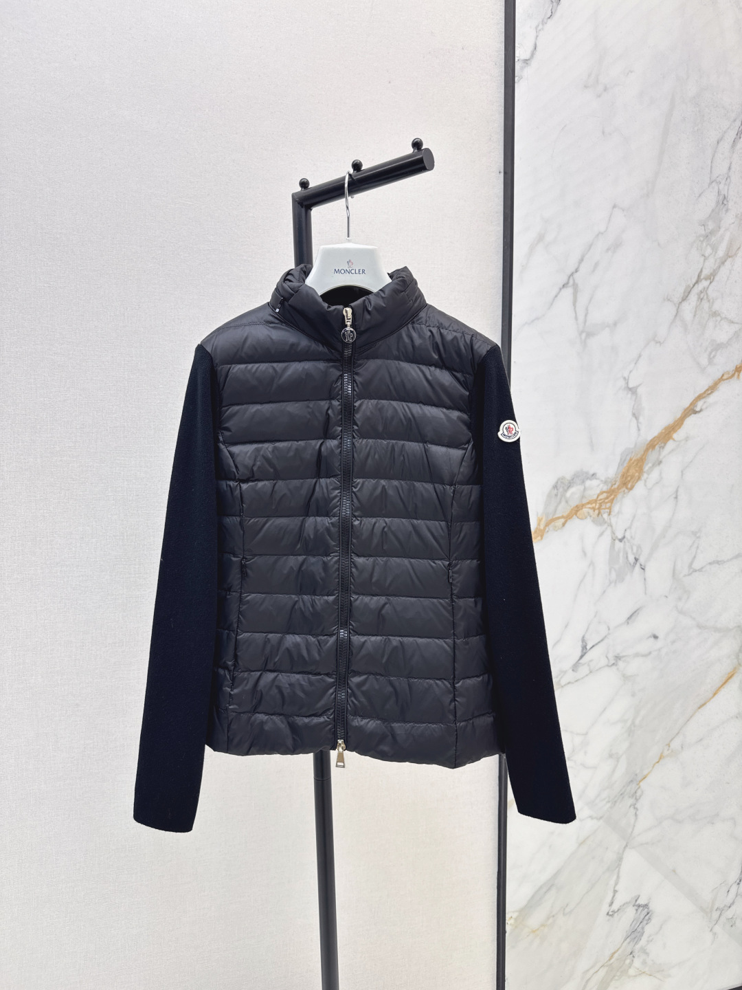 NO:493961,With dust bag Mc25Ss———The latest style of styling knitted down jacket with autumn and winter, small stand collar three-dimensional tailoring design, fashionable and handsome, national standard 90 white goose down filling, imported wool fabric, soft texture, light and comfortable, imported machine sewn three-dimensional press line technology, original hardware accessories, original standard complete set, two colors for sale in stock, sml,, jackets & coats, down jacket, alexander wang19860909配防尘袋Mc25Ss———秋冬最新款拼接针织羽绒服外套小立领立体剪裁版型设计 时髦又帅气 国标90白鹅绒填充 进口羊毛面料 质感柔软轻盈舒适 进口机缝制立体压线线条工艺 原版五金配件 原唛原标配套齐全 两色现货发售sml,,jackets & coats,down jacket,alexander wang,Women's clothing