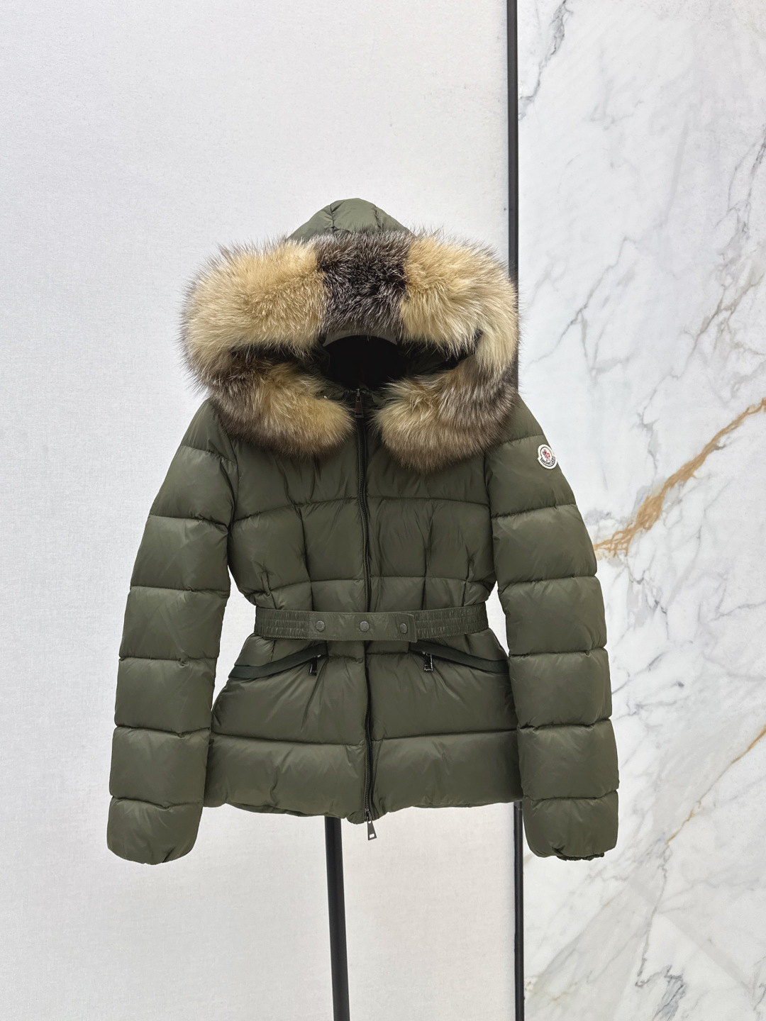 NO:493940,With dust bag Mc 25Ss———The latest classic BOEDIC hooded short down jacket customized imported raccoon dog big fur collar. Authentic developed hardware accessories are all detailed in place. The waist-hugging perfect version has a super effect on the upper body. The goddess must have versatile and fashionable and handsome. National standard 90 white goose down filling. The counter original memory silk fabric has a straight and stylish texture. Warm and refuse to be bloated. The upper body is so beautiful that it has no friends. Four colors 1/2/3/4, down jacket, hats, alexander wang19860909配防尘袋Mc 25Ss———秋冬最新款经典BOEDIC连帽短款羽绒服定制进口貉子大毛领 正品开发五金配件所有细节处理全面到位 收腰完美版型上身效果超赞 女神必备 百搭时髦又帅气 国标90白鹅绒填充 专柜原版记忆丝面料 质感立挺有型 保暖拒绝臃肿 上身美到没朋友 四色1/2/3/4,,down jacket,hats,alexander wang,Women's clothing