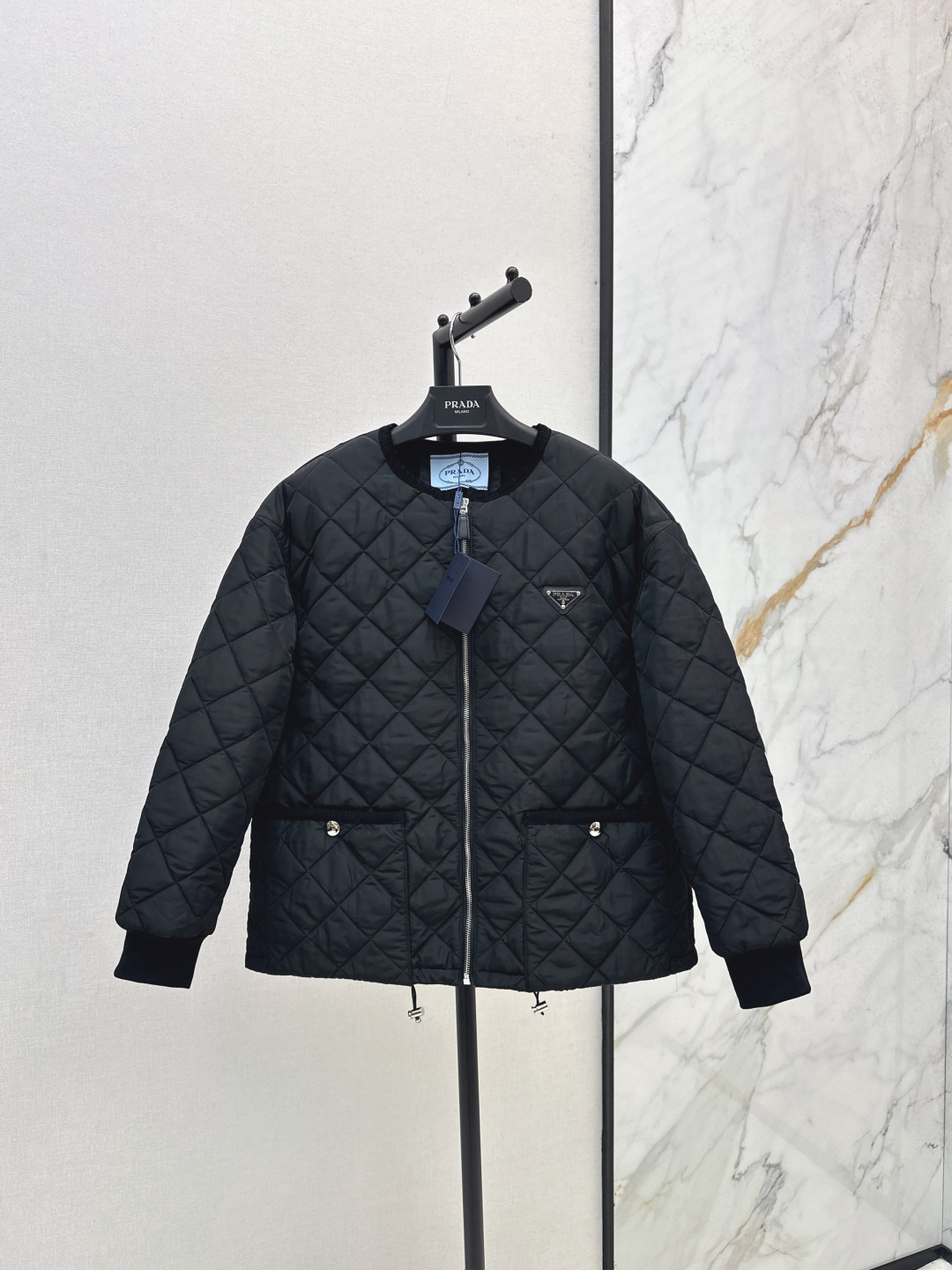 NO:493905,PD 25Ss———New autumn and winter diamond cotton jacket round collar jacket imported high-density recycled nylon fabric round collar design hem drawstring waist windshield design metal triangle mark low-key and fashionable imported machine pressing grid process three-dimensional tailoring British style versatile and handsome Original hardware accessories Recommended Three-color spot sale sml,, jackets & coats, jackets & coats, alexander wang19860909PD 25Ss———秋冬新品菱格棉服圆领夹克外套 进口高密再生尼龙面料 圆领设计 下摆抽绳收腰挡风设计 金属三角标低调又时髦 进口机压线格工艺对格立体剪裁 英伦风百搭又帅气 原版五金配件 推荐 三色现货发售sml,,jackets & coats,jackets & coats,alexander wang,Women's clothing