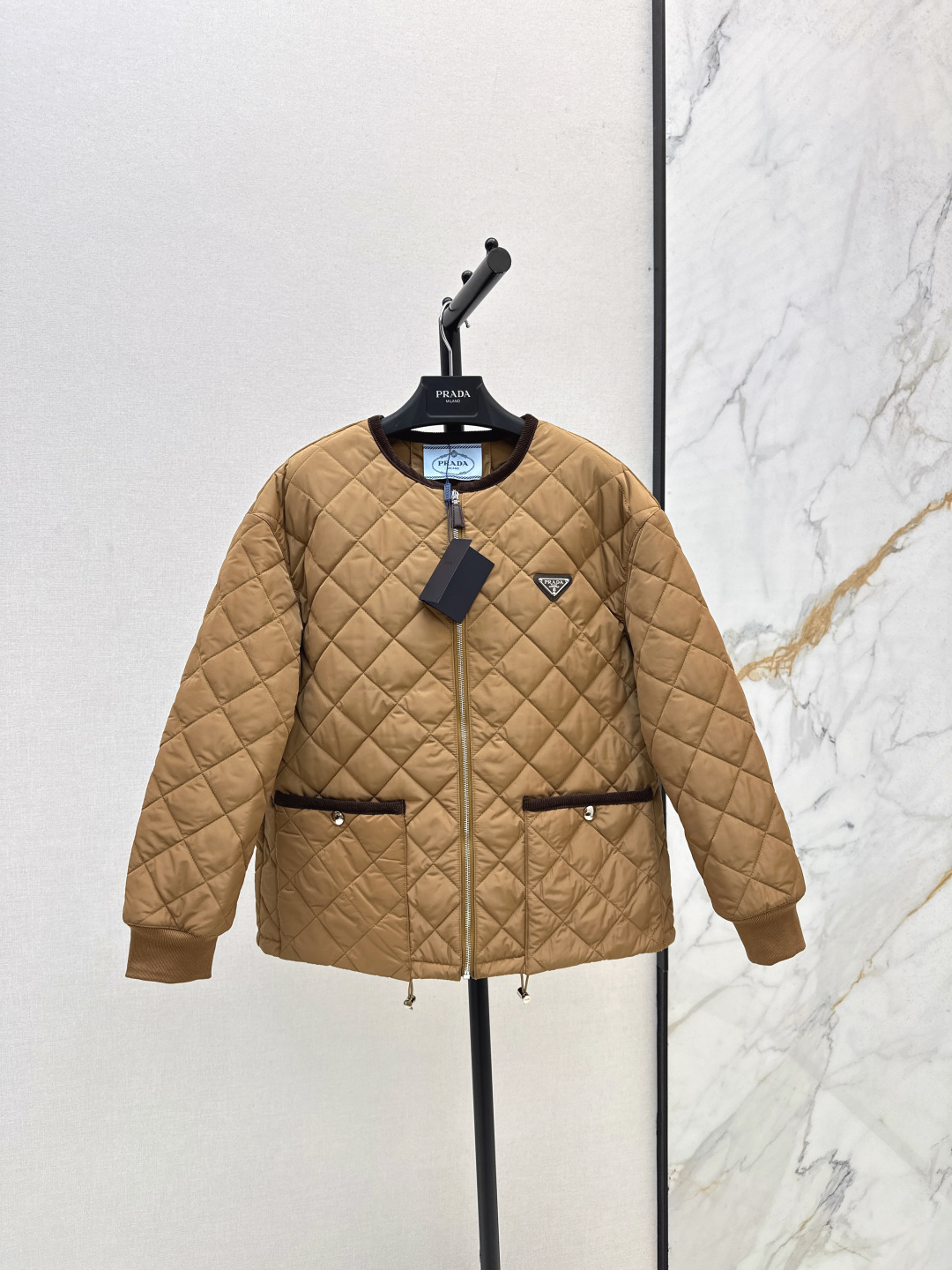 NO:493901,PD 25Ss———New autumn and winter diamond cotton jacket round collar jacket imported high-density recycled nylon fabric round collar design hem drawstring waist windshield design metal triangle mark low-key and fashionable imported machine pressing grid process three-dimensional tailoring British style versatile and handsome Original hardware accessories Recommended Three-color spot sale sml,, jackets & coats, jackets & coats, alexander wang19860909PD 25Ss———秋冬新品菱格棉服圆领夹克外套进口高密再生尼龙面料 圆领设计 下摆抽绳收腰挡风设计 金属三角标低调又时髦 进口机压线格工艺对格立体剪裁 英伦风百搭又帅气 原版五金配件 推荐 三色现货发售sml,,jackets & coats,jackets & coats,alexander wang,Women's clothing