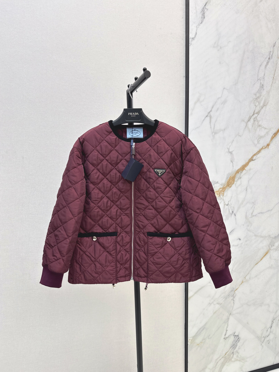 NO:493897,PD 25Ss———New autumn and winter diamond cotton jacket round collar jacket imported high-density recycled nylon fabric round collar design hem drawstring waist windshield design metal triangle mark low-key and fashionable imported machine pressing grid process three-dimensional tailoring British style versatile and handsome Original hardware accessories Recommended Three-color spot sale sml,, jackets & coats, jackets & coats, alexander wang19860909PD 25Ss———秋冬新品菱格棉服圆领夹克外套进口高密再生尼龙面料 圆领设计 下摆抽绳收腰挡风设计 金属三角标低调又时髦 进口机压线格工艺对格立体剪裁 英伦风百搭又帅气 原版五金配件 推荐 三色现货发售sml,,jackets & coats,jackets & coats,alexander wang,Women's clothing