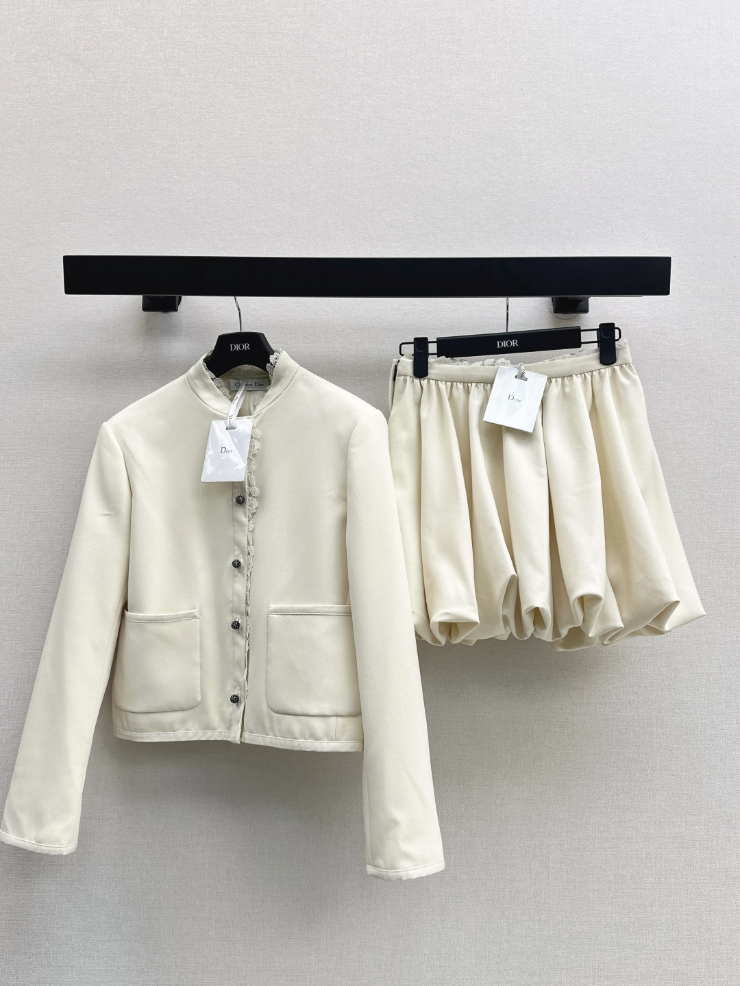 NO:493923,CD 25Ss——————The latest lace lace stand-collar suit jacket in early autumn. The short classic style is easy to wear to create a high-end tone. Any body can easily have right-angle shoulders. Visually improve the proportion of legs. It can be fashionable and elegant when paired. Spliced ​​lace embellishment. Customized rhinestone CD buckle decoration. Easy to match. A versatile item for all casual and important occasions. Recommended matching. Two-color spot sml,, jackets & coats, business suit, alexander wang.19860909CD 25Ss————早秋最新款蕾丝花边立领西装外套 短款经典版型轻松穿出高级调性 任何身材都可 轻松拥有直角肩 视觉提高腿部比例 搭配起来可时髦可优雅 拼接蕾丝花边点缀 定制水钻CD扣饰装饰 轻松搭配 休闲重要场合通吃的百搭单品 推荐一套搭配 两色现货发售sml,,jackets & coats,business suit,alexander wang,Women's clothing