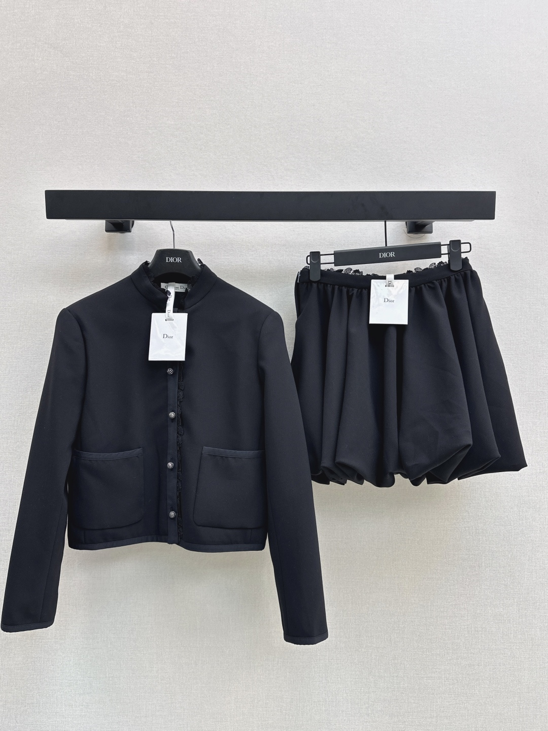 NO:493913,CD 25Ss——————The latest lace lace stand-collar suit jacket in early autumn. The short classic style is easy to wear to create a high-end tone. Any body can easily have right-angle shoulders. Visually improve the proportion of legs. It can be fashionable and elegant when paired. Spliced ​​lace embellishment. Customized rhinestone CD buckle decoration. Easy to match. A versatile item for all casual and important occasions. Recommended matching. Two-color spot sml,, jackets & coats, business suit, alexander wang.19860909CD 25Ss————早秋最新款蕾丝花边立领西装外套 短款经典版型轻松穿出高级调性 任何身材都可 轻松拥有直角肩 视觉提高腿部比例 搭配起来可时髦可优雅 拼接蕾丝花边点缀 定制水钻CD扣饰装饰 轻松搭配 休闲重要场合通吃的百搭单品 推荐一套搭配 两色现货发售sml,,jackets & coats,business suit,alexander wang,Women's clothing