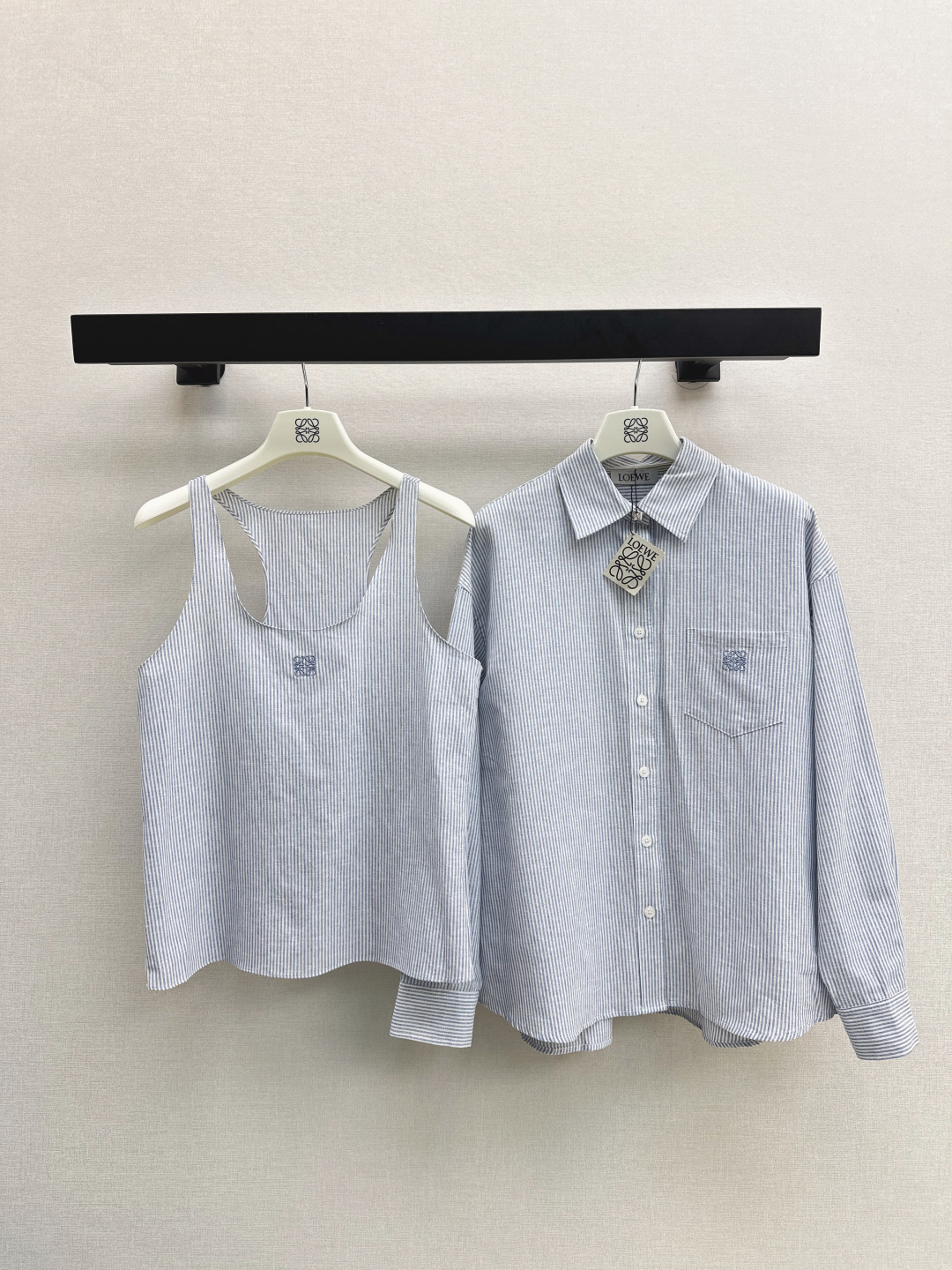 NO:493896,Exclusive model ~ Loe 25Ss———The latest style of fresh blue striped two-piece sleeveless I-shaped vest + loose shirt in early autumn. Classic logo embroidery. The style is silhouette-cut. Wide loose and loose. It has a cool boyfriend-style handsome feeling. Cotton and linen fabric is super high in appearance. Lazy and casual and casual. One-color spot-on sml, loewe, shirts, alexander wang19860909独家款～ Loe 25Ss———早秋最新款清新蓝色条纹两件套无袖工字背心+宽松衬衫 经典logo刺绣 版型是廓形感剪裁 宽宽松松 有那种潇洒的男友风帅气感 棉麻定织面料超高颜值 慵懒休闲有随意感 一色现货发售sml,,loewe,shirts,alexander wang,Women's clothing