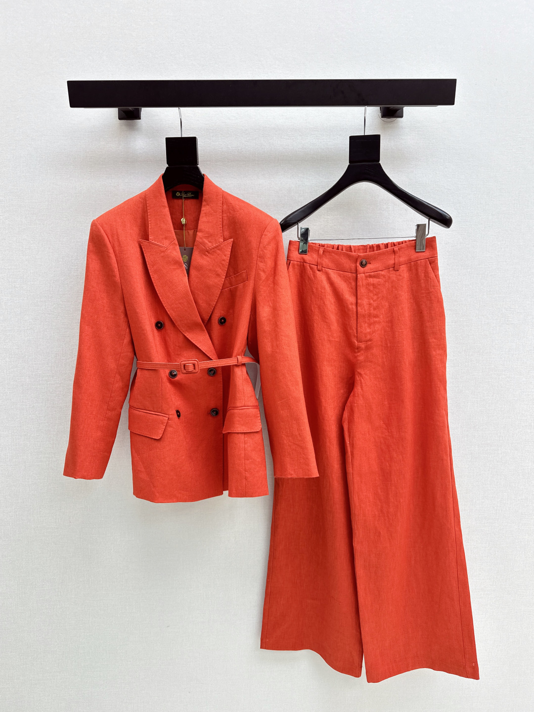 NO:495551,530L 25Ss—————The latest handsome linen suit in early autumn, double-breasted suit jacket + wide-leg pants, slim and tall upper body, gentle and elegant without losing the aura, exquisite déjà vu, slim and not picky, one set, three colors are available in stock, smlxl, loro piana, jackets & coats, business suit, alexander wang19860909530L 25Ss————早秋最新款帅气亚麻套装 双排扣西装外套+阔腿裤 上身显瘦又高挑 不失气场的温柔优雅感 精致既视感版型显瘦不挑人 一套出 三色现货发售smlxl,,loro piana,jackets & coats,business suit,alexander wang,Women's clothing