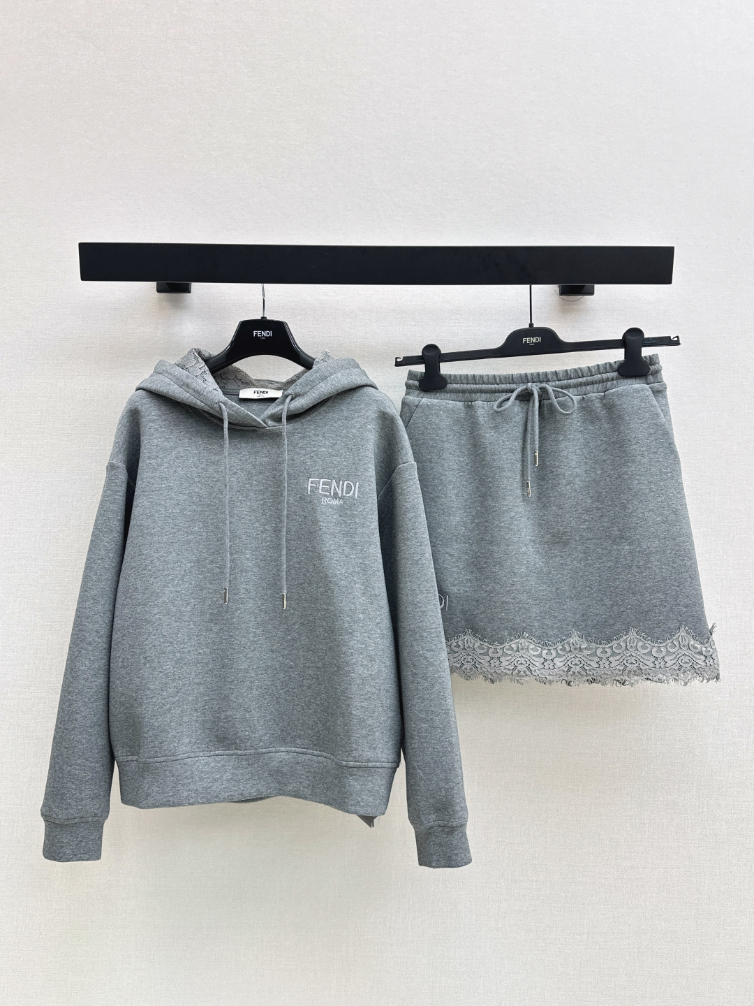 NO:495539,PD 25Ss———The latest casual suit hooded sweatshirt + lace skirt in autumn and winter warm suit, comfortable and easy to wear, crisp and stylish, letter logo, richer visual effect, enhance the texture of the outfit, matched with the same series of lace skirts, brand triangle marks echo the upper and lower, lace lace on the skirt hem adds a feminine atmosphere, complete set of upper body, fashionable and casual outfit, one set, one color is available for sale in stock, sml, hoodie, sweatshirts, skirts, hats, alexander wang19860909PD 25Ss————秋冬最新款休闲套装连帽卫衣+蕾丝半裙 秋冬保暖套装 舒适好穿 挺括有型 字母徽标 视觉效果更显丰富 提升穿搭质感 搭配同系列蕾丝半裙 品牌三角标上下呼应 裙摆蕾丝花边增添女性柔美气息 成套上身 穿搭时髦休闲 一套出 一色现货发售sml,,hoodie,sweatshirts,skirts,hats,alexander wang,Women's clothing