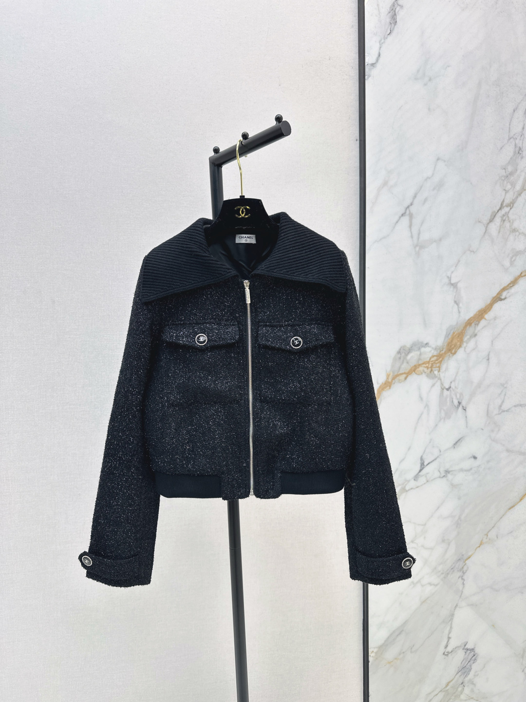 NO:495579,C home 25Ss———The latest woven silver wire dress zipper jacket in autumn and winter imported silver wire rough material with obvious texture and excellent texture. The tweed texture is obvious. The threaded large lapel zipper jacket style easily creates a small fragrance style. The symmetrical flip pocket on the chest shows the high-end socialite style. The temperament is fashionable. It is easy to control both formal occasions and daily commuting. One-color spot sml, chanel, jackets & coats, alexander wang19860909C家 25Ss————秋冬最新款编织银丝洋装拉链外套进口银丝粗纺材质 肌理明显 质感上乘 黑色银丝交织打造的粗花呢肌理明显 螺纹大翻领拉链外套版型 轻松塑造小香风典范 胸前对称翻盖口袋 尽显高级名媛风格 气质时髦 出席正式场合和日常通勤都轻松驾驭 一色现货发售sml,,chanel,jackets & coats,alexander wang,Women's clothing