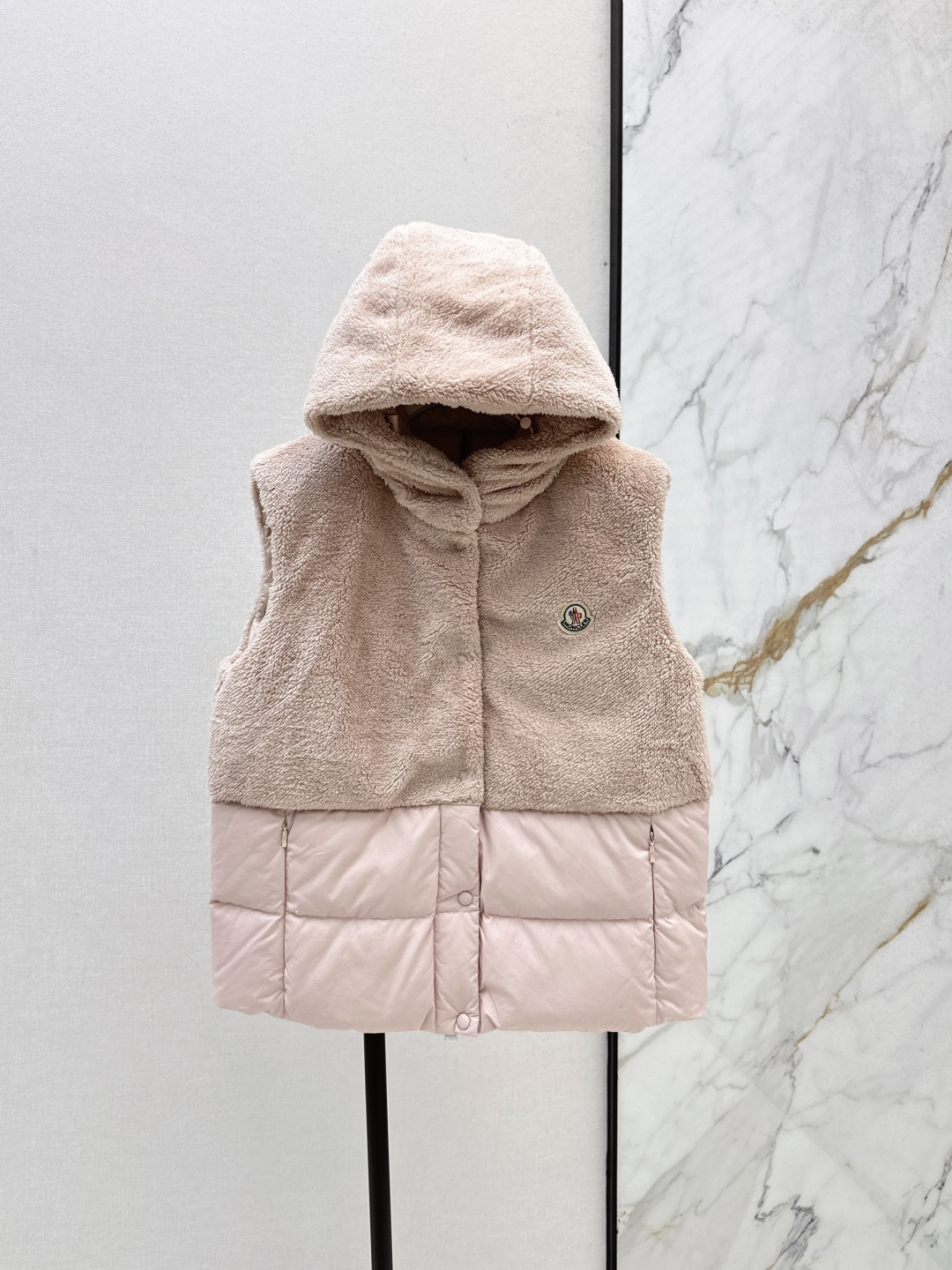 NO:495574,With dust bag Mc 25Ss———The latest hooded down vest jacket with down and down splicing design in autumn and winter. Warm and fashionable. Available in milky white, light gray and soft pink. The fashionable feeling is also online. Soft and glutinous. The hooded design is windproof and practical. The stacking styling artifact. Easy to adapt to various styles. It is enough for autumn and winter outfits. Three colors 0/1/2/3,, jackets & coats, down jacket, hats, alexander wang19860909配防尘袋Mc 25Ss————秋冬最新款连帽羽绒马甲外套毛绒与羽绒拼接设计 温暖又时尚 奶白、浅灰、柔粉三色可选 时髦感也在线 软软糯糯 连帽的设计防风又实穿 叠搭造型神器 轻松适配各种风格 秋冬穿搭有它就够啦 三色0/1/2/3,,jackets & coats,down jacket,hats,alexander wang,Women's clothing