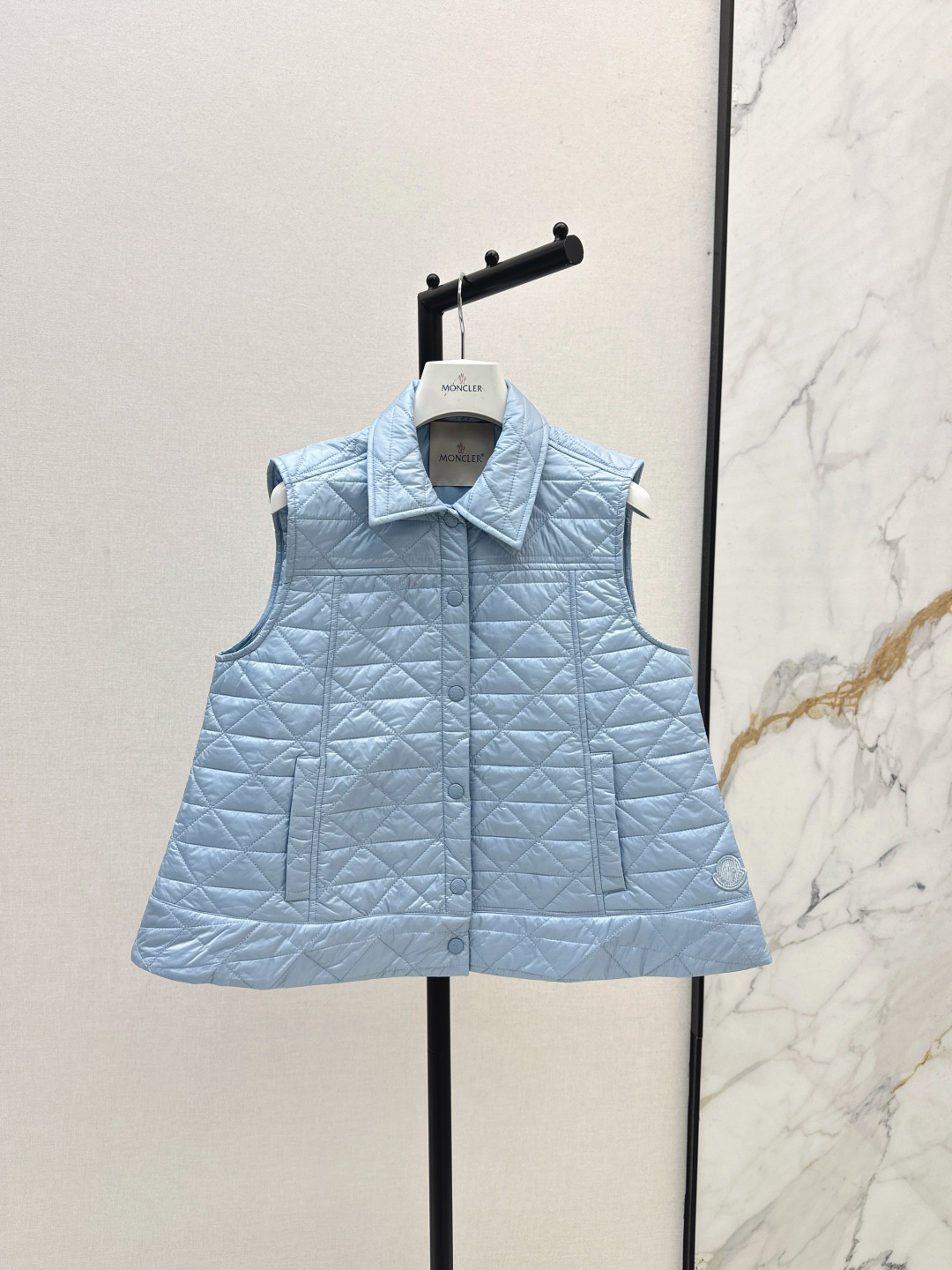 NO:495564,With dust bag Mc 25Ss———The latest A-swing rattan plaid cotton jacket with vest jacket windproof and waterproof nylon material down cotton filling inner lining, lightweight and warmth, thin vest, fashionable and not bloated, lapel front closure button design to protect against cold and windproof, rattan plaid texture, waist side hem details show brand concept, the hem presents an A-shaped exterior expansion, increase fashion index, the first choice for layering in autumn and winter, customized surface accessories, accurate version, high, three-color spot on sale 1/2/3,, jackets & coats, down jacket, alexander wang19860909配防尘袋Mc 25Ss———秋冬最新款A摆藤格纹棉服马甲外套防风防水尼龙材质 羽绒棉填充内里 整件轻型保暖 薄款马甲 时髦不显臃肿 翻领前襟按扣设计御寒防风 藤格纹纹理 腰侧下摆标志性品细节彰显品牌理念 衣摆呈现A字外扩造型 增加穿搭时髦指数 秋冬叠穿首选 定制面辅料 认准版本 高 三色现货发售1/2/3,,jackets & coats,down jacket,alexander wang,Women's clothing