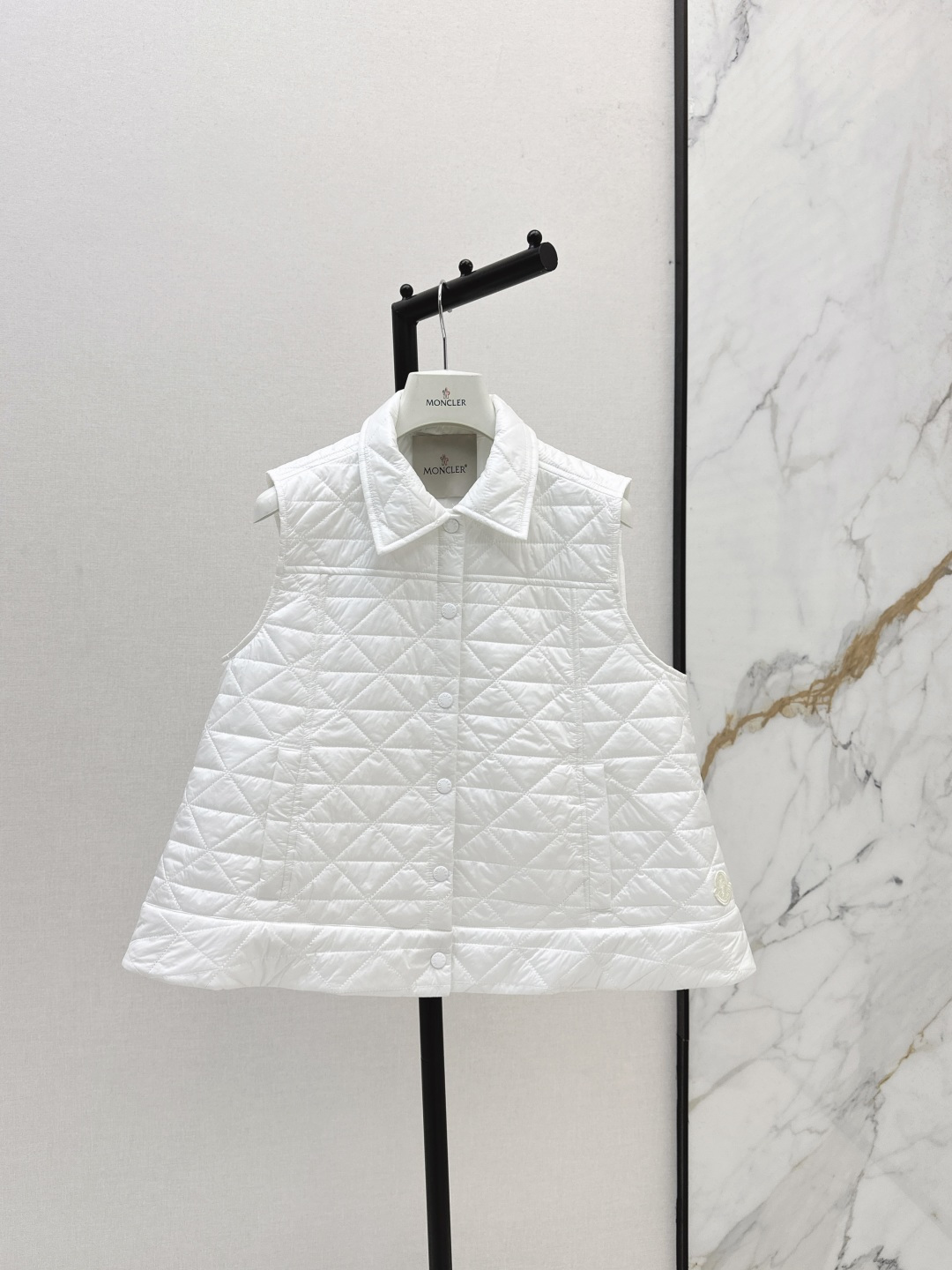 NO:495560,With dust bag Mc 25Ss———The latest A-swing rattan plaid cotton jacket with vest jacket windproof and waterproof nylon material down cotton filling inner lining, lightweight and warmth, thin vest, fashionable and not bloated, lapel front closure button design to protect against cold and windproof, rattan plaid texture, waist side hem details show brand concept, the hem presents an A-shaped exterior expansion, increase fashion index, the first choice for layering in autumn and winter, customized surface accessories, accurate version, high, three-color spot on sale 1/2/3,, jackets & coats, down jacket, alexander wang19860909配防尘袋Mc 25Ss———秋冬最新款A摆藤格纹棉服马甲外套防风防水尼龙材质 羽绒棉填充内里 整件轻型保暖 薄款马甲 时髦不显臃肿 翻领前襟按扣设计御寒防风 藤格纹纹理 腰侧下摆标志性品细节彰显品牌理念 衣摆呈现A字外扩造型 增加穿搭时髦指数 秋冬叠穿首选 定制面辅料 认准版本 高 三色现货发售1/2/3,,jackets & coats,down jacket,alexander wang,Women's clothing