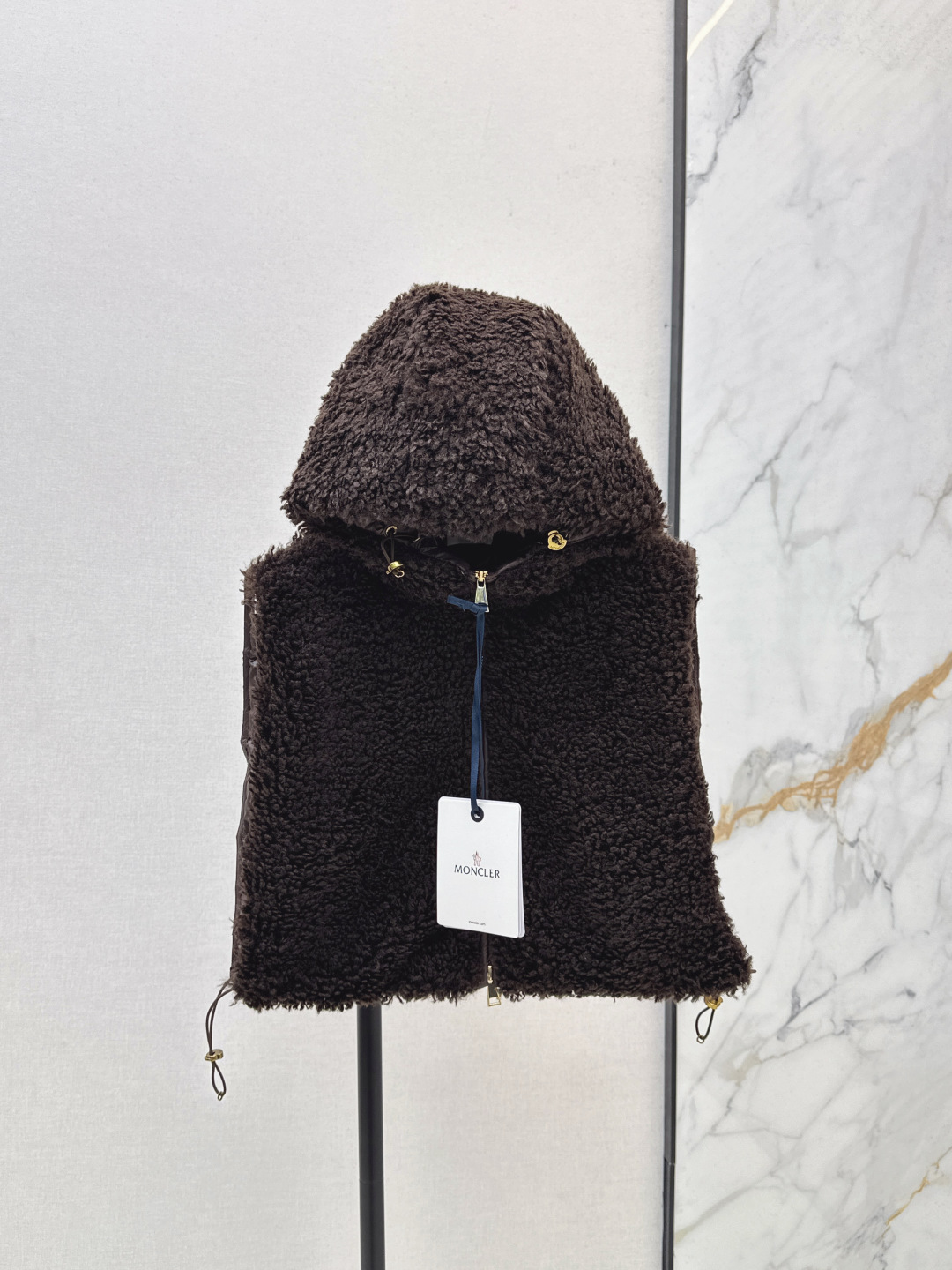 NO:495555,With dust bag Mc 25Ss———The latest fluffy hooded down short vest in autumn and winter. Customized environmentally friendly Teddy fur fabric soft and delicate. Hem drawstring design can be adjusted. Age-reducing girl-style outfit. National standard goose down filler light and warm fabric. Retro British style versatile and handsome. Classic style interprets the warm artifact of the stacked styling of autumn and winter. One-size. One-color spot on sale, down jacket, hats, alexander wang19860909配防尘袋Mc 25Ss———秋冬最新款毛绒绒连帽羽绒短款小马甲 定制环保泰迪绒毛毛面料软糯细腻 下摆抽绳设计可调节 减龄少女风穿搭 国标鹅绒填充轻盈保暖面料 复古英伦风百搭又帅气 经典版型演绎秋冬叠搭造型保暖神器 均码 一色现货发售,,down jacket,hats,alexander wang,Women's clothing