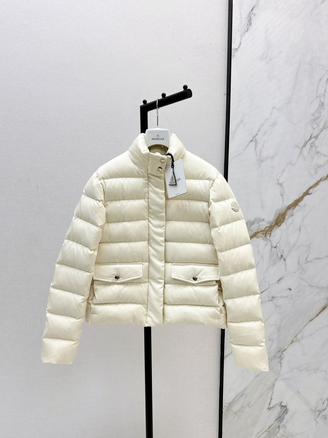 NO:495544,With dust bag Mc 25Ss———New autumn and winter short stand-up collar down jacket, three-dimensional tailoring design, fashionable and handsome, national standard 90 white goose down filling, imported memory silk fabric, soft texture, light and comfortable, imported machine sewn three-dimensional press line technology, original hardware accessories, original standard complete, physical heavy weight, two colors are available in stock 0/1/2/3,, jackets & coats, down jacket, alexander wang19860909配防尘袋Mc 25Ss———秋冬新品短款立领羽绒服外套 立体剪裁版型设计 时髦又帅气 国标90白鹅绒填充 进口记忆丝面料 质感柔软轻盈舒适 进口机缝制立体压线线条工艺 原版五金配件 原唛原标配套齐全 实物重磅有分量 两色现货发售0/1/2/3,,jackets & coats,down jacket,alexander wang,Women's clothing