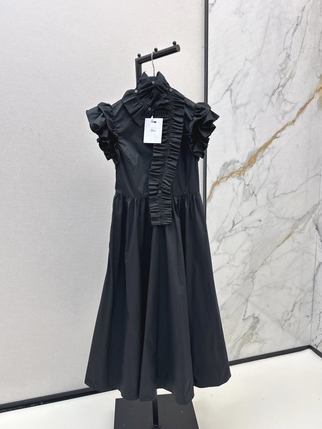 NO:495578,CD 25Ss———The latest black dress with black earrings in autumn and winter. It’s so amazing. Detachable earrings collar. Exquisite pleated design. Plus unique shoulder shape. Elegant and small personality. All figures can be easily controlled. SMLXL, skirts, alexander wang.19860909CD 25Ss————秋冬最新款木耳边装饰黑色连衣裙 太绝啦 可拆卸木耳边领 精致的褶皱设计 加上独特的肩部造型 优雅又带点小个性 各种身材都能轻松驾驭 一色现货发售smlxl,,skirts,alexander wang,Women's clothing