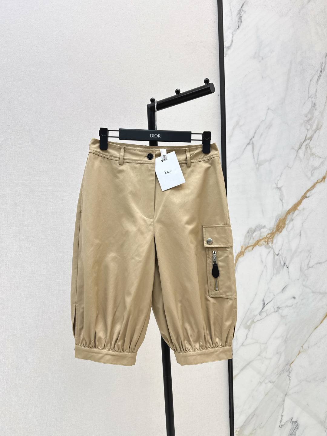 NO:495573,CD 25Ss———The latest khaki lantern shorts in autumn and winter. The unique style is super eye-catching. The side pockets are practical and design-friendly. Easy to adapt to various figures. Fashionable and easy to match. One color is available in stock. Smlxl, shorts, alexander wang19860909CD 25Ss————秋冬最新款卡其色灯笼短裤 独特版型超吸睛 侧边口袋实用又有设计感 轻松适配各种身形 时尚又好搭 一色现货发售smlxl,,shorts,alexander wang,Women's clothing