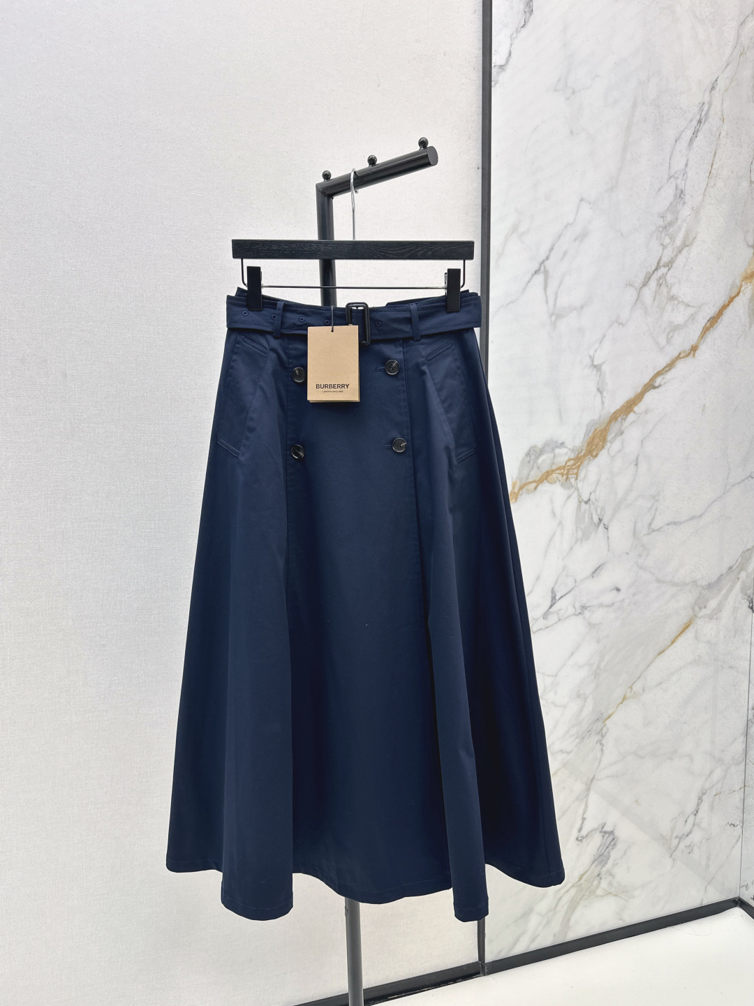 NO:495563,Bur 25Ss———The latest autumn and winter belt high-waist umbrella skirt with a crispy feel, high-quality texture, smooth and smooth high-waist umbrella skirt style, waist perforated cloth belt decoration, front side pleated one-piece + double-breasted details, matched with a full-scale umbrella skirt hem, floating and undulating between walking, easily showing the charm of long legs, modifying the curve of the legs to accommodate the body retro modern, easily wearing a French beauty style, charming and fashionable, two colors are on sale in stock, burberry, skirts, alexander wang19860909Bur 25Ss————秋冬最新款腰带高腰伞状半裙挺括感很好的风衣面料 质感高级 光泽垂顺 高腰伞裙版型 腰间穿孔本布腰带装饰 前侧压褶一片式+双排扣细节 搭配分量十足的伞状裙摆 行走之间飘荡起伏 轻松彰显长腿魅力 修饰腿部曲线包容身材复古摩登 轻松穿搭出法式大美女风格 魅力时髦 两色现货发售sml,,burberry,skirts,alexander wang,Women's clothing