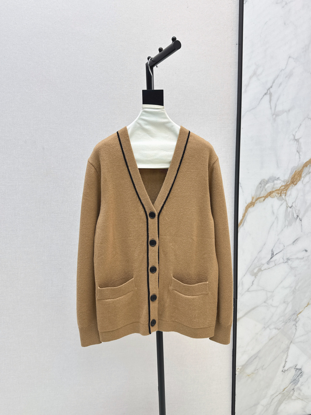 NO:495548,Walking high-end LP 25Ss————The latest Italian aesthetic V-neck cashmere wool cardigan in spring and summer. Lazy and comfortable atmosphere. Minimalist old-fashioned style. Italian aesthetic color matching beads and pure cotton sequin yarn heavy industry luxury mysterious and noble. Imported yarn Swiss woven craftsmanship creates a low-key and luxurious sense of high-end style and elegant style. Classic and unpicked, super slim and super color. SML, loro piano, alexander wang19860909行走的高定 LP 25Ss————春夏最新款意大利美学V领羊绒羊毛开衫 慵懒自在的氛围感 极简老钱风穿搭 意大利美学配色珠片纯棉亮片纱线重工奢华神秘又高贵 进口纱线瑞士机织工艺 打造低调奢华的高级感 版型气质随性优雅 经典不挑人上身超显瘦一色现货发售sml,,loro piana,alexander wang,Women's clothing