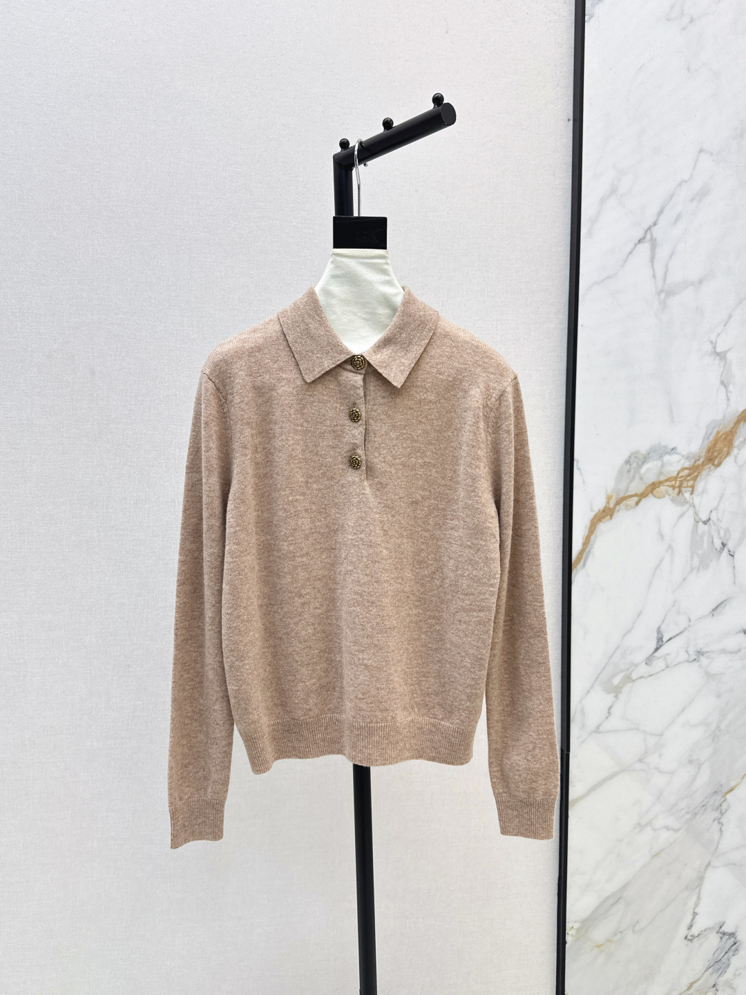 NO:495530,Old money style outfit LP 25Ss———The latest autumn and winter Maillard style with cashmere wool sweater polo lapel classic style high-end and fashionable heavy cashmere wool texture excellent lazy style design reduces age gentle high-end dyed yarn autumn and winter temperament items classic style versatile and slimming. One-color spot sale sml, loro piano, sweaters, alexander wang19860909老钱风穿搭 LP 25Ss————秋冬最新款美拉徳穿搭羊绒羊毛毛衣polo翻领经典版型高级又时髦 重磅高克重羊绒羊毛质感超赞 慵懒风设计减龄温柔 高级定染纱线 秋冬气质单品 经典版型百搭又显瘦 一色现货发售sml,,loro piana,sweaters,alexander wang,Women's clothing