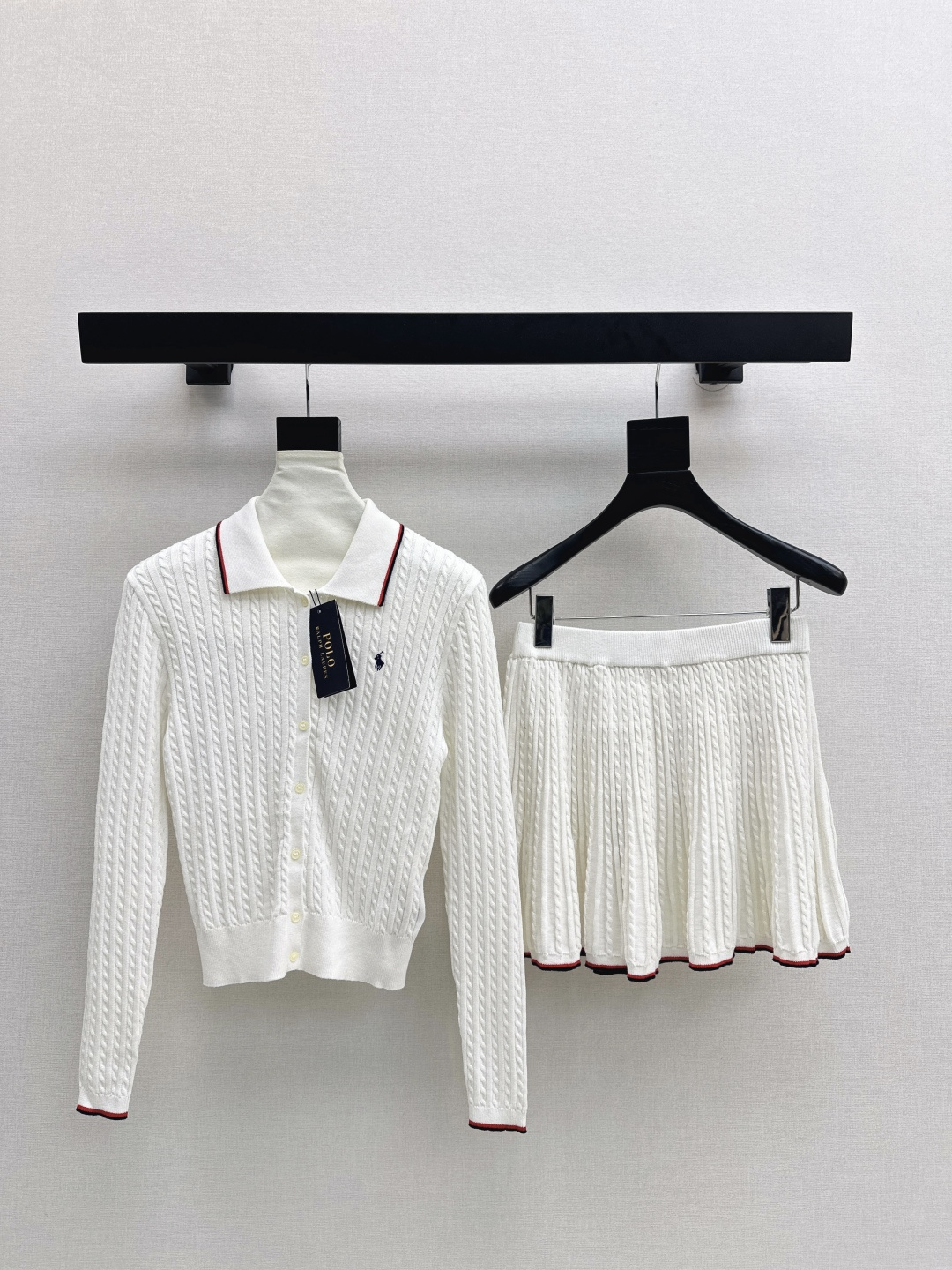 NO:495517,The tone of old money style RL 25Ss———The latest autumn and winter pony embroidery Polo set lapel sweater + mini skirt. The age-reducing slim fit style. The upper body is particularly hiding flesh to make you look slim. It’s so easy to wear. Knitted fabric made of cotton yarn. It’s breathable and can be easily controlled by a small person. It’s also very suitable for wearing inside in winter. One set is available in two colors. SML, skirts, alexander wang19860909腔调感老钱风 RL 25Ss————秋冬最新款减龄小马刺绣Polo套装翻领针织衫+mini半裙 减龄修身版型 上身特别藏肉显瘦 太好穿了 采用棉质纱线的针织面料 透气性好 小个子也能轻松驾驭 冬天内搭穿也很适合 一套出 两色现货发售sml,,skirts,alexander wang,Women's clothing