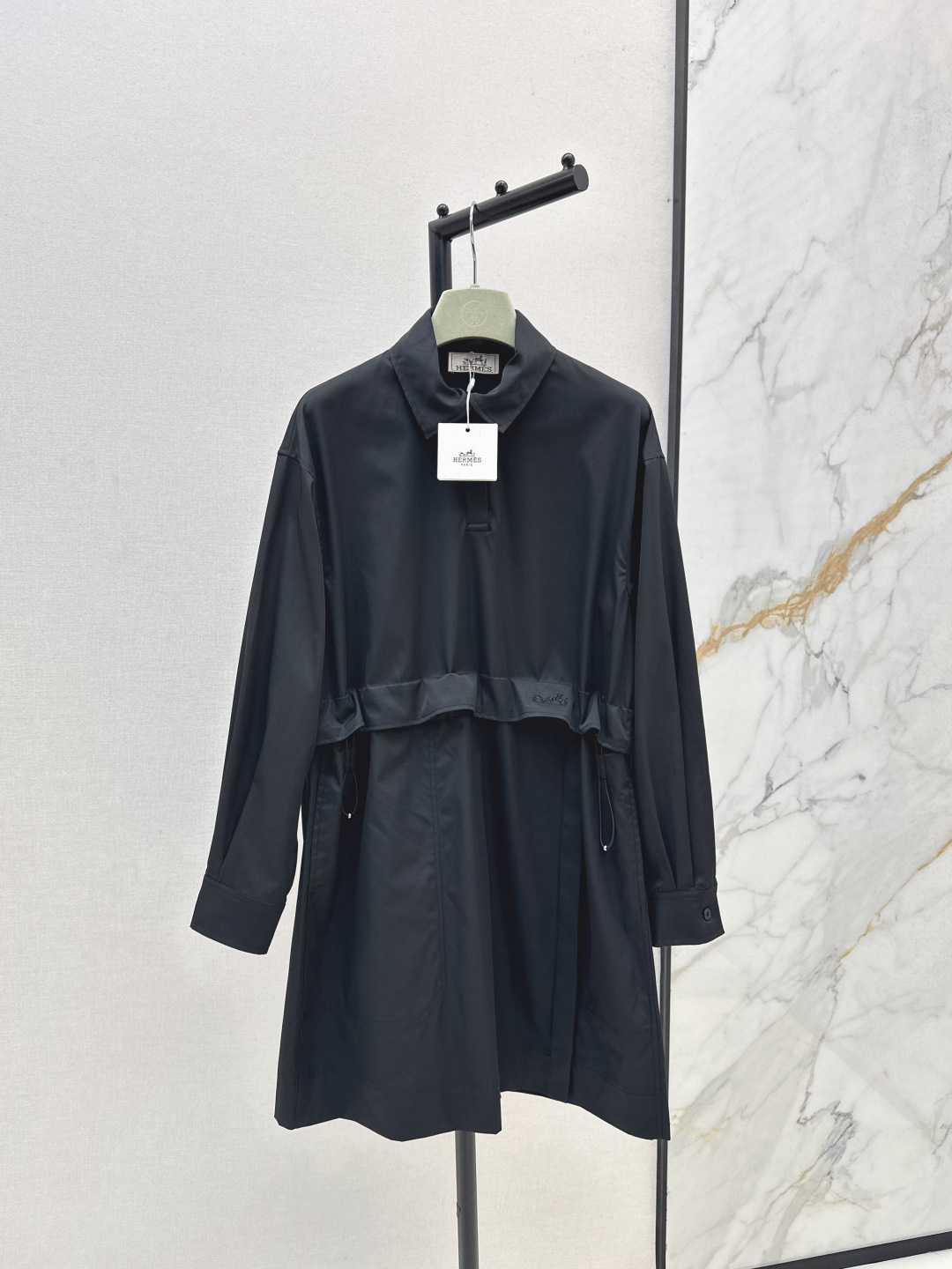 NO:518070,Old Qian style outfit Her 25Ss——————The latest style of early autumn stand-up collar drawstring design dress custom poplin cotton fabric with good texture, simple and elegant yet exquisite. The casual drawstring design is super slim on the upper body. Casual and handsome items. Logo carriage embroidery rich details. Two colors are available for sale in stock. SML, skirts, alexander wang19860909老钱风穿搭 Her 25Ss————早秋最新款立领抽绳设计连衣裙定制府绸棉面料 质感很好 简约大气不失精致感 随性抽绳设计上身超显瘦 休闲帅气单品 logo马车刺绣丰富细节 两色现货发售sml,,skirts,alexander wang,Women's clothing