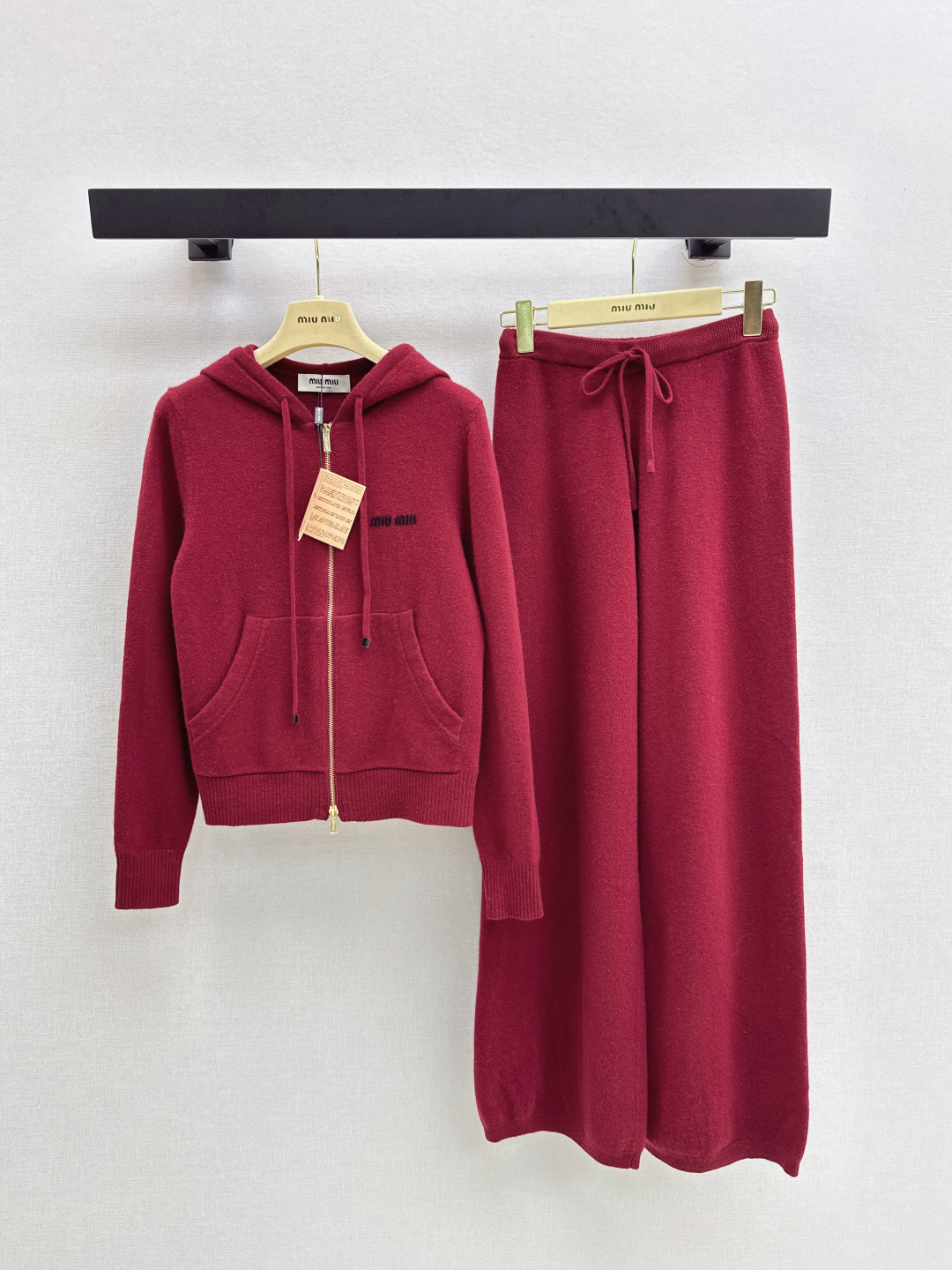 NO:495513,Miu 25Ss———The latest wool casual suit hooded jacket + elastic waist straight pants. A must-have for everyday wear. It is also very suitable for the street outfit. A comfortable and fashionable look. Customized wool yarn. The sauce red looks tender and white. The gray color is versatile and not picky. Don’t miss it. One set is available. Two colors are available for sale in stock. Miumiu, jackets & coats,hats,alexander wang.19860909缪式穿搭 Miu 25Ss————秋冬最新款羊毛休闲套装连帽外套+松紧腰直筒裤 日常必备款 出街穿搭也很适合 一整个舒适又时髦感的Look 定制的羊毛纱线 酱红色显嫩显白 灰色系百搭不挑人真的不要错过 一套出 两色现货发售sml,,miumiu,jackets & coats,hats,alexander wang,Women's clothing