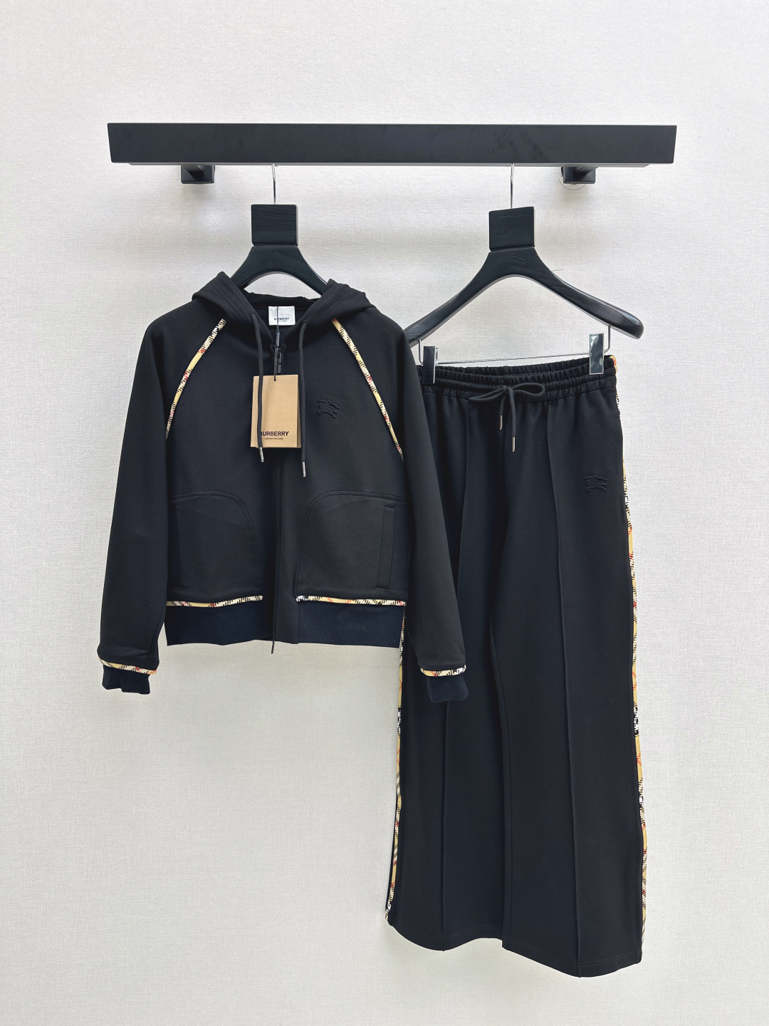 NO:495510,Bur 25Ss———The latest simple daily casual set for autumn and winter. Plaid line decorative hooded jacket + elastic waist casual pants. A set of matching with the upper body easily highlights the styling. It has a design and tuning and eye-catching effect. It looks good when paired separately. One set is available in stock. SML, burberry, jackets & coats, hats, alexander wang19860909Bur 25Ss———秋冬最新款简约日常休闲套装 格纹线条装饰连帽外套+松紧腰休闲裤 一套搭配上身轻松凸显造型感 有设计调调吸睛效果十足 分开搭配也很好看 一套出 一色现货发售sml,,burberry,jackets & coats,hats,alexander wang,Women's clothing