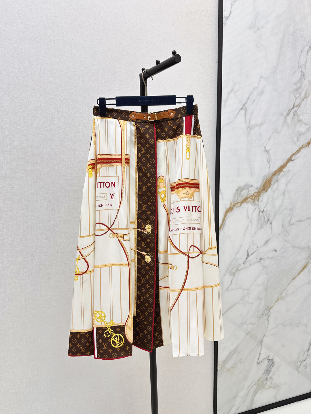 NO:497133,L family 25Ss————The latest autumn and winter pilot series brown color-blocked skirt. This skirt is so amazing. Classic presbyterian and creative patterns collide with full details. Elegant and stylish. Wear it is the focus of fashion for walking. One color is on sale in stock. sml, louis vuitton, skirts, alexander wang19860909L家 25Ss————秋冬最新款飞行员系列棕色拼色半身裙 这条半身裙太绝啦 经典老花与创意图案碰撞 细节满满 优雅又有格调 穿上就是行走的时尚焦点 一色现货发售sml,,louis vuitton,skirts,alexander wang,Women's clothing