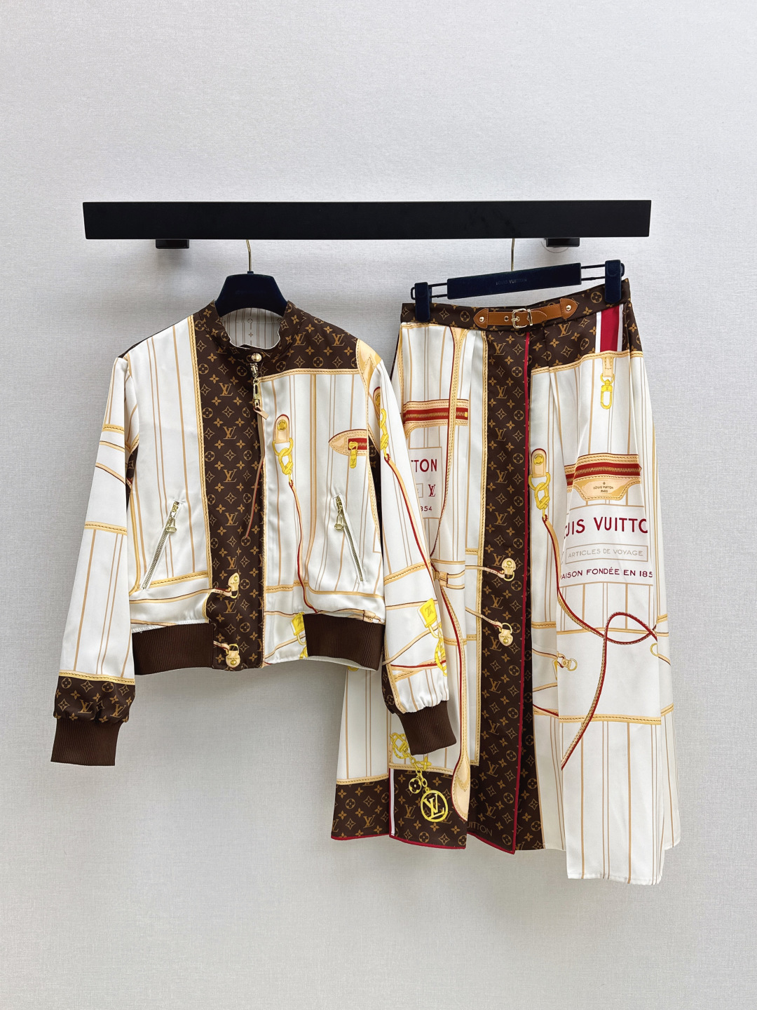 NO:497125,L Home 25Ss————The latest pilot series of autumn and winter stand collar double-sided jackets, high-end color-blocking jacket design, one dress and two styles, randomly switch styles, double-sided wear, one side is classic letters, the other side is striped design, the upper body has a handsome feeling, very practical wear, essential items all year round, sports and casual style, fashionable and exquisite items, open mold custom hardware accessories, one color is available in stock,, louis vuitton, jackets & coats, jackets & coats, alexander wang19860909L家 25Ss————秋冬最新款飞行员系列立领双面穿夹克外套 高级拼色夹克设计一衣两风格 随意切换风格 双面穿搭 一面是经典字母 另一面条纹设计 上身自带帅气感 实穿度很高 一年四季都必备的单品 运动休闲风 时髦精单品 开模定制的五金配件 一色现货发售sml,,louis vuitton,jackets & coats,jackets & coats,alexander wang,Women's clothing