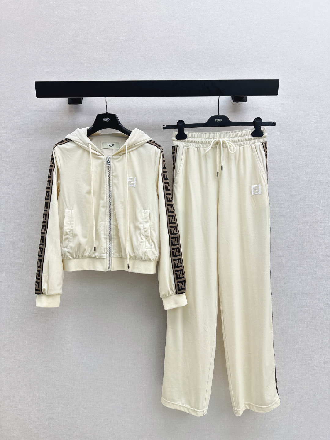 NO:497117,FD 25Ss———The latest casual suit for autumn and winter, small short hooded sweatshirt jacket + trousers, customized cotton material, comfortable and easy to wear, crisp and stylish, easy to put on and off, classic logo webbing on both sides, highlighting brand positioning, enhance texture, symmetrical large-capacity pocket insertion, worry-free outfit, the best choice for sports and casual outfits, one set, two colors are available in stock, sml, hoodie, sweatshirts, jackets & coats, hats, alexander wang19860909FD 25Ss————秋冬最新款休闲套装小短款连帽卫衣外套+长裤 定制全棉材质 舒适好穿 挺括有型 拉链穿脱方便 双侧经典logo织带装饰彰显品牌定位 提升质感 对称大容量插兜 穿搭无忧 运动休闲穿搭的不二之选 一套出 两色现货发售sml,,hoodie,sweatshirts,jackets & coats,hats,alexander wang,Women's clothing