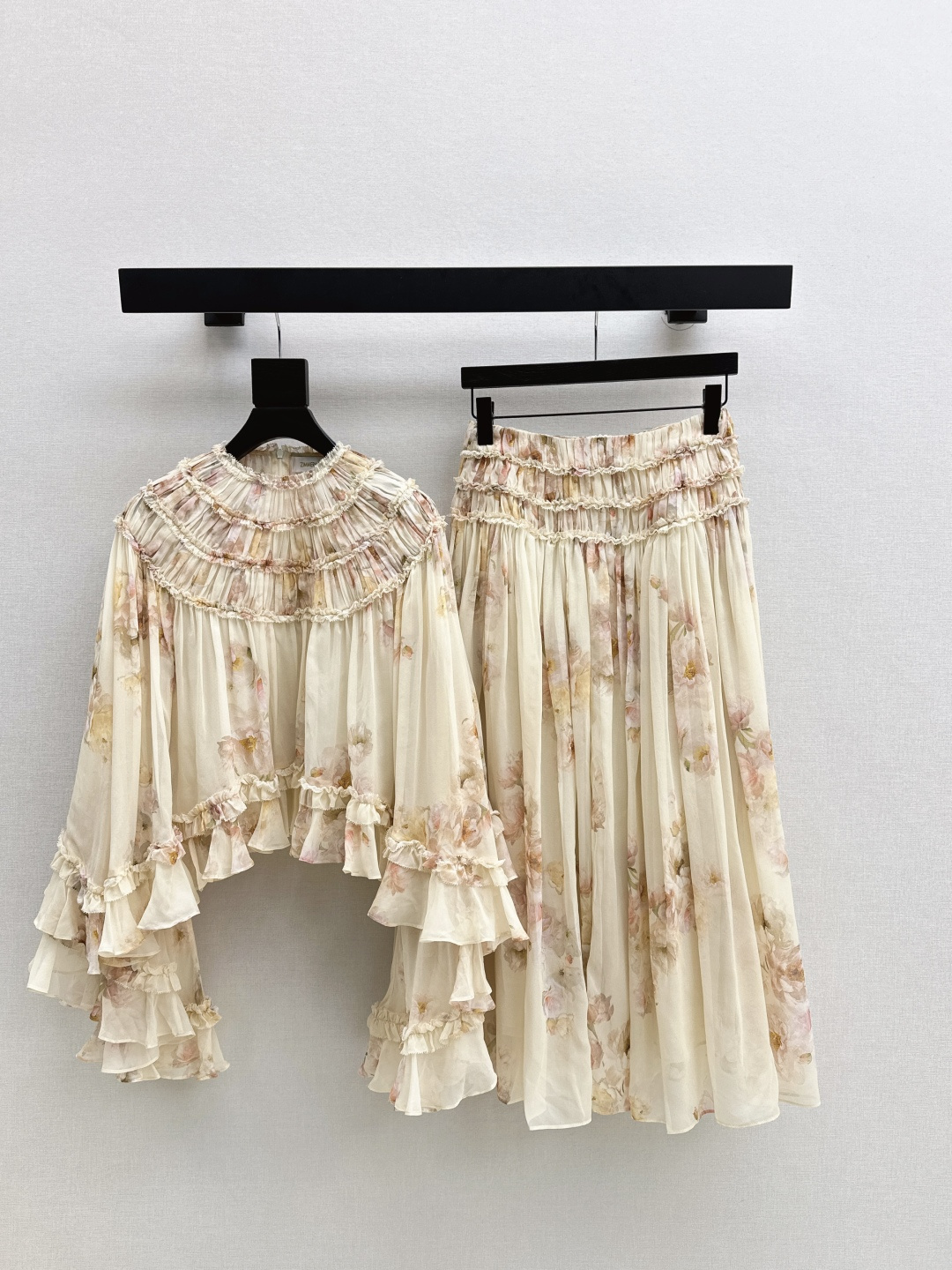 NO:497108,Exclusive first release Zimmen-M 25Ss————The latest vacation style printed skirt in early autumn, elegant and fresh vacation style. Elegant pattern printed romantic and elegant white and rich beauty must-have items 100% silk fabric. One-color spot-on smlxl, skirts, real silk, alexander wang19860909独家首发 Zimmen-M 25Ss———早秋最新款度假风印花半裙淡雅清新的度假风气息 优雅图案印花浪漫优雅的白富美必备单品 百分百真丝面料 一色现货发售smlxl,,skirts,real silk,alexander wang,Women's clothing