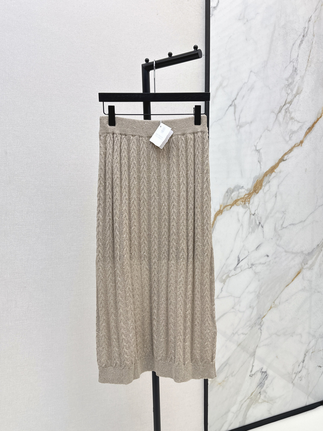 NO:497131,Exclusive model ~ Bc 25Ss———The latest autumn and winter high-end series of old-fashioned styles, a series of high-intelligence and elegant temperament, empty linen bead vest + sleeveless vest + V-neck cardigan, shining luxurious and low-key sense of high-end, lazy and comfortable atmosphere, minimalist old-fashioned style, imported linen yarn heavy industry luxury, mysterious and noble, imported yarn Swiss woven crafts, create a low-key and luxurious sense of high-end style, casual and elegant, classic and not picky, super slim, single color development, spot sml skirt,, skirts, alexander wang19860909独家款～ Bc 25Ss————秋冬最新款高定系列老钱风穿搭一系列高智感优雅气质缕空亚麻珠片背心+无袖背心+V领开衫 闪耀奢华低调高级感 慵懒自在的氛围感 极简老钱风穿搭 进口亚麻纱线重工奢华神秘又高贵 进口纱线瑞士机织工艺 打造低调奢华的高级感 版型气质随性优雅 经典不挑人上身超显瘦 一色分开发 现货发售sml  半裙,,skirts,alexander wang,Women's clothing